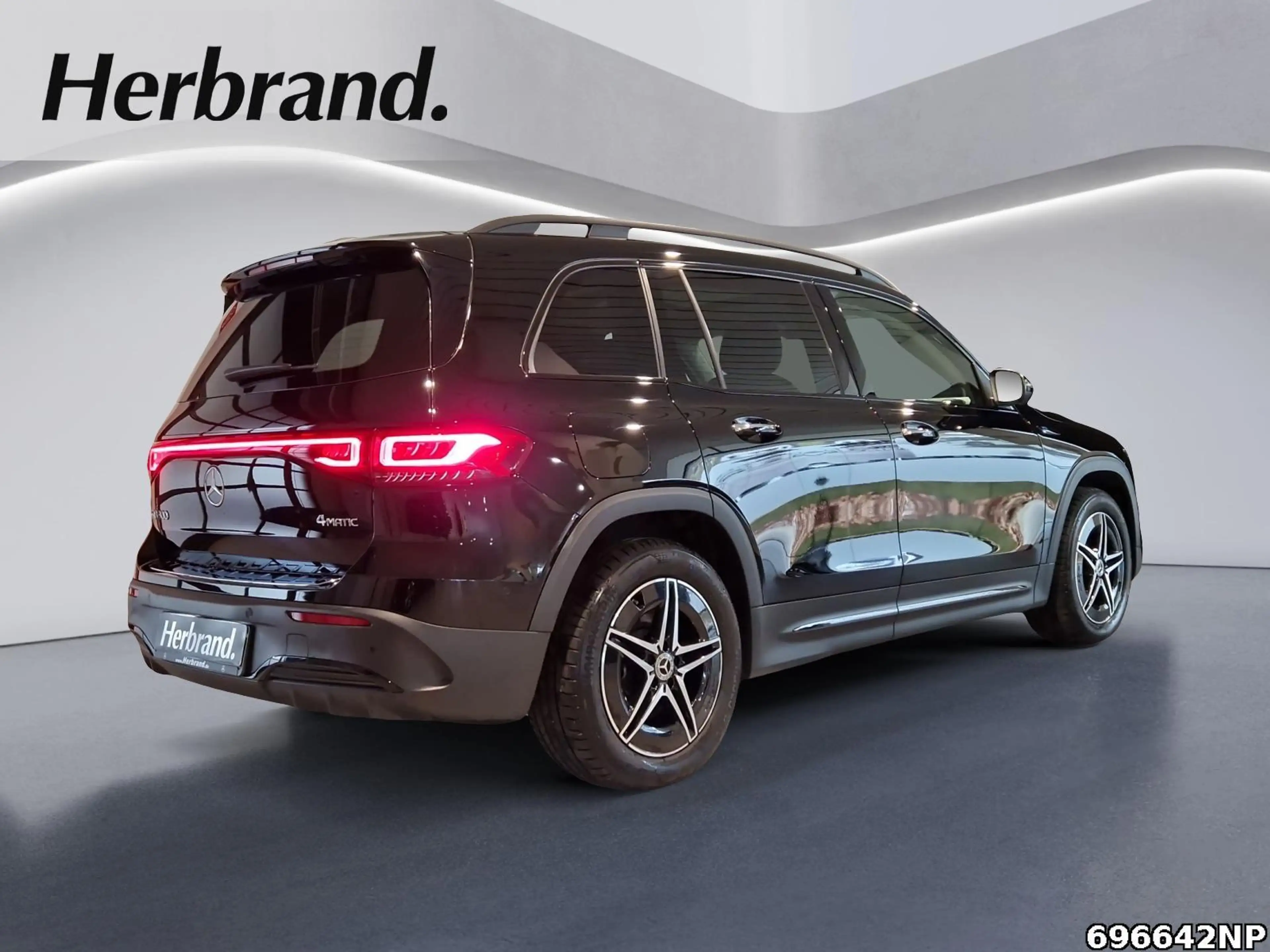 Mercedes-Benz EQB 300 4M AMG Soundsystem Pano LED 360°KEYLESS — photo 3