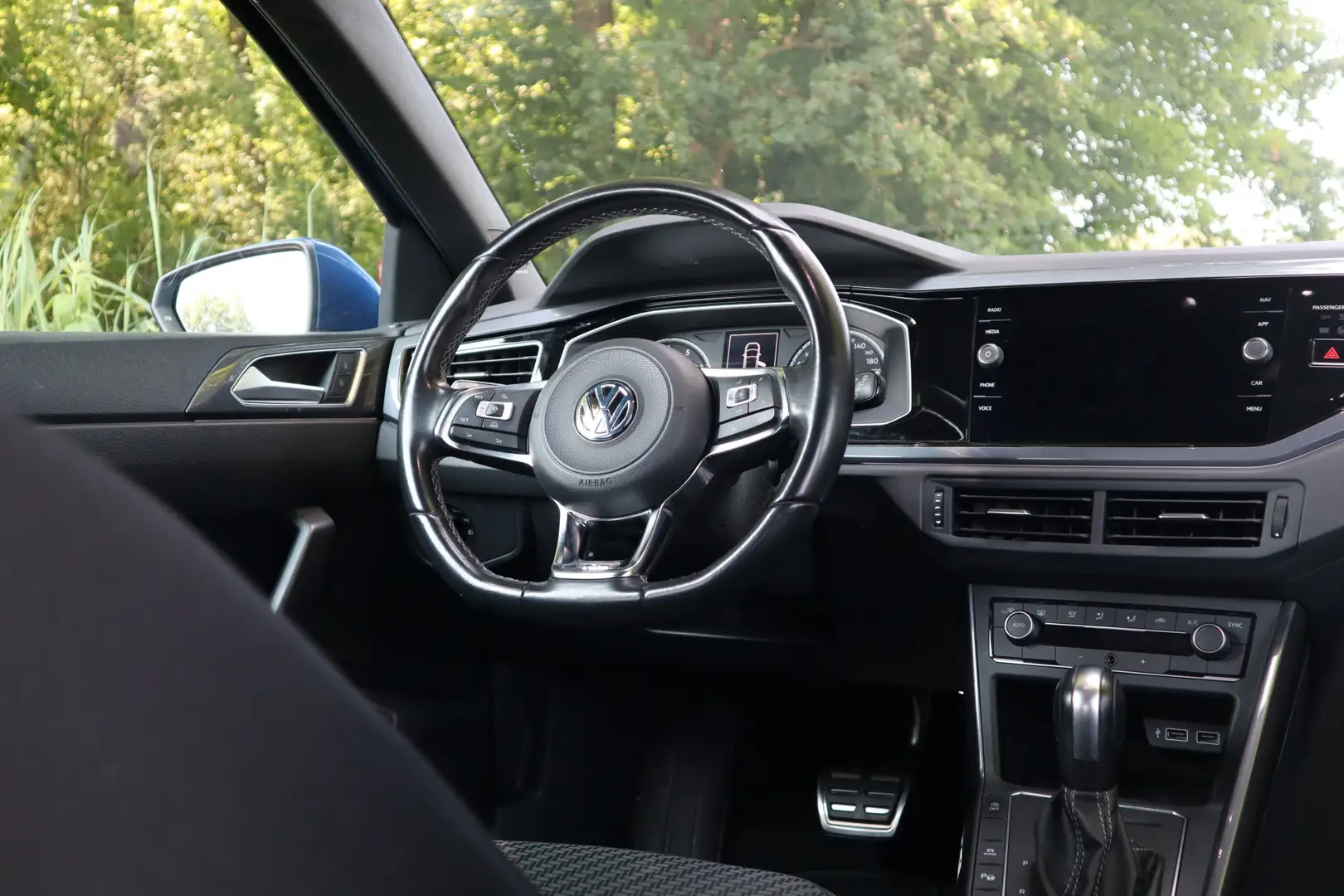 Volkswagen Polo 1.5 TSI Highline Business R | Automaat | Panoramad Azul - 2