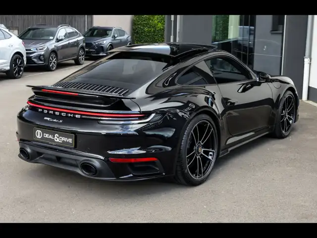 Porsche 911 view 6