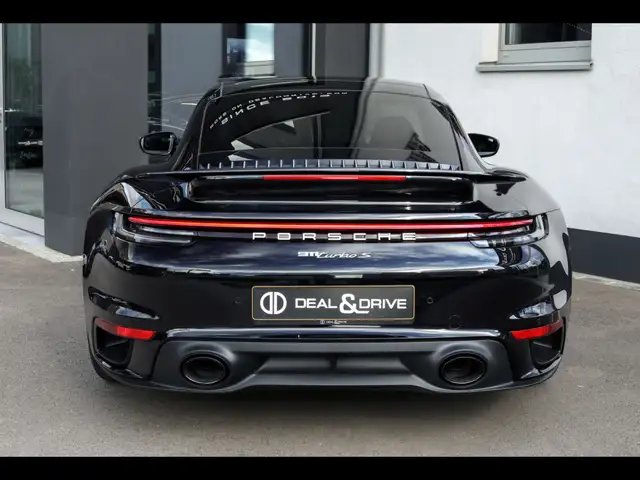 Porsche 911 view 4