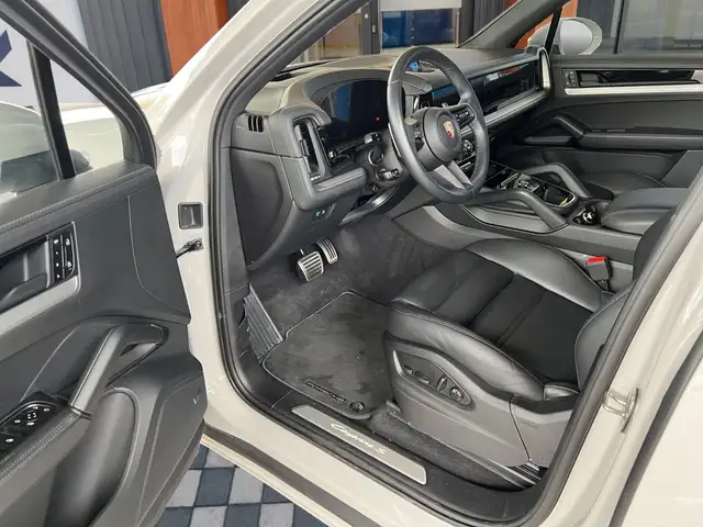 Porsche Cayenne view 4
