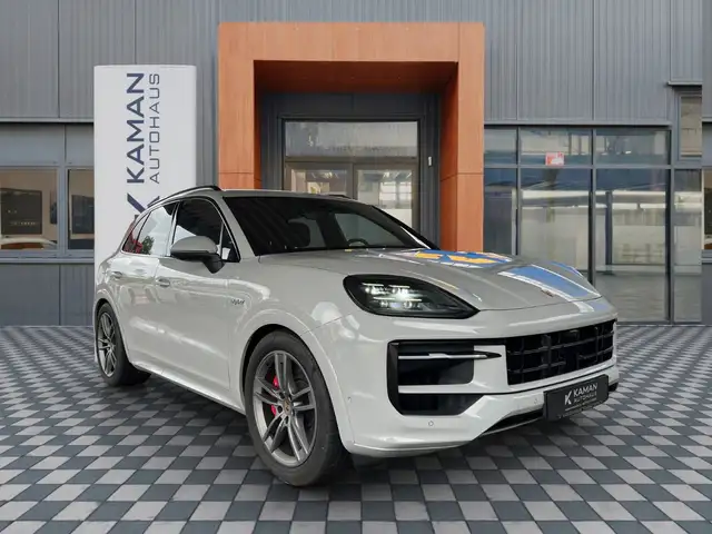 Porsche Cayenne view 3