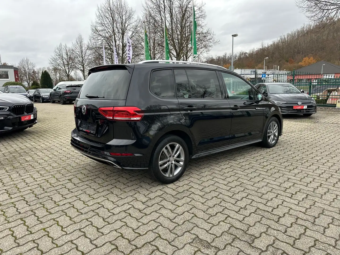Volkswagen Touran 1,5 TSI DSG R-Line 1.Hd ACC Nav LED Kamer Schwarz - 2