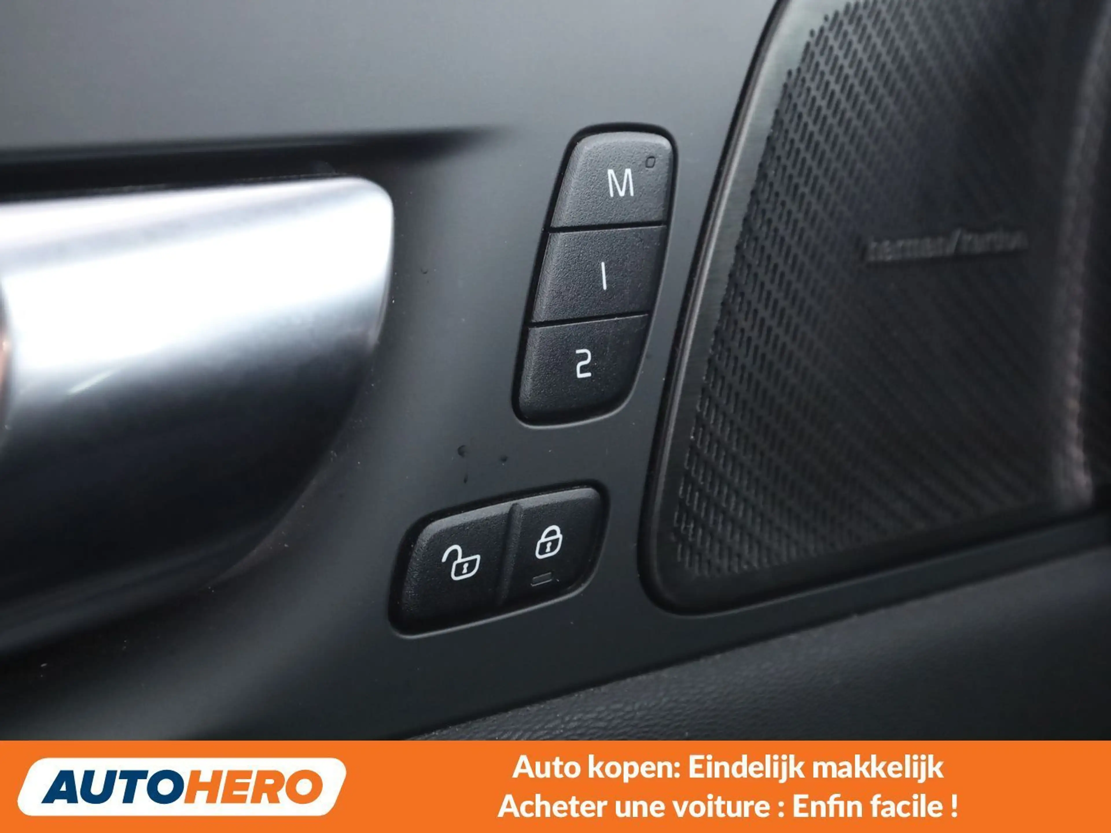Volvo XC60 2.0 B4 Mild-Hybrid Plus Dark 2WD — photo 14