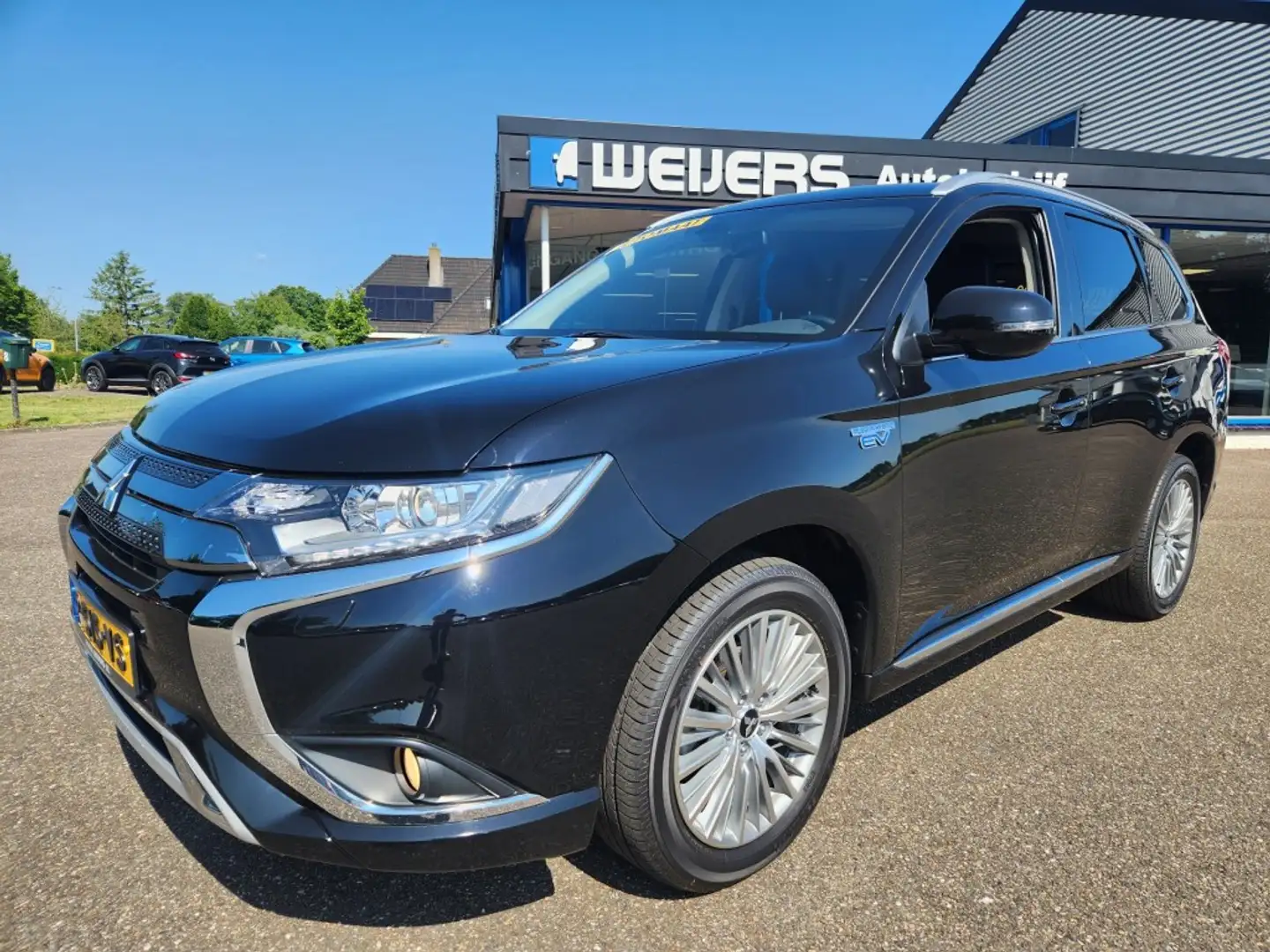 Mitsubishi Outlander 2.4 PHEV Intense S 4WD,Navi Carplay, Camera, Half Noir - 1