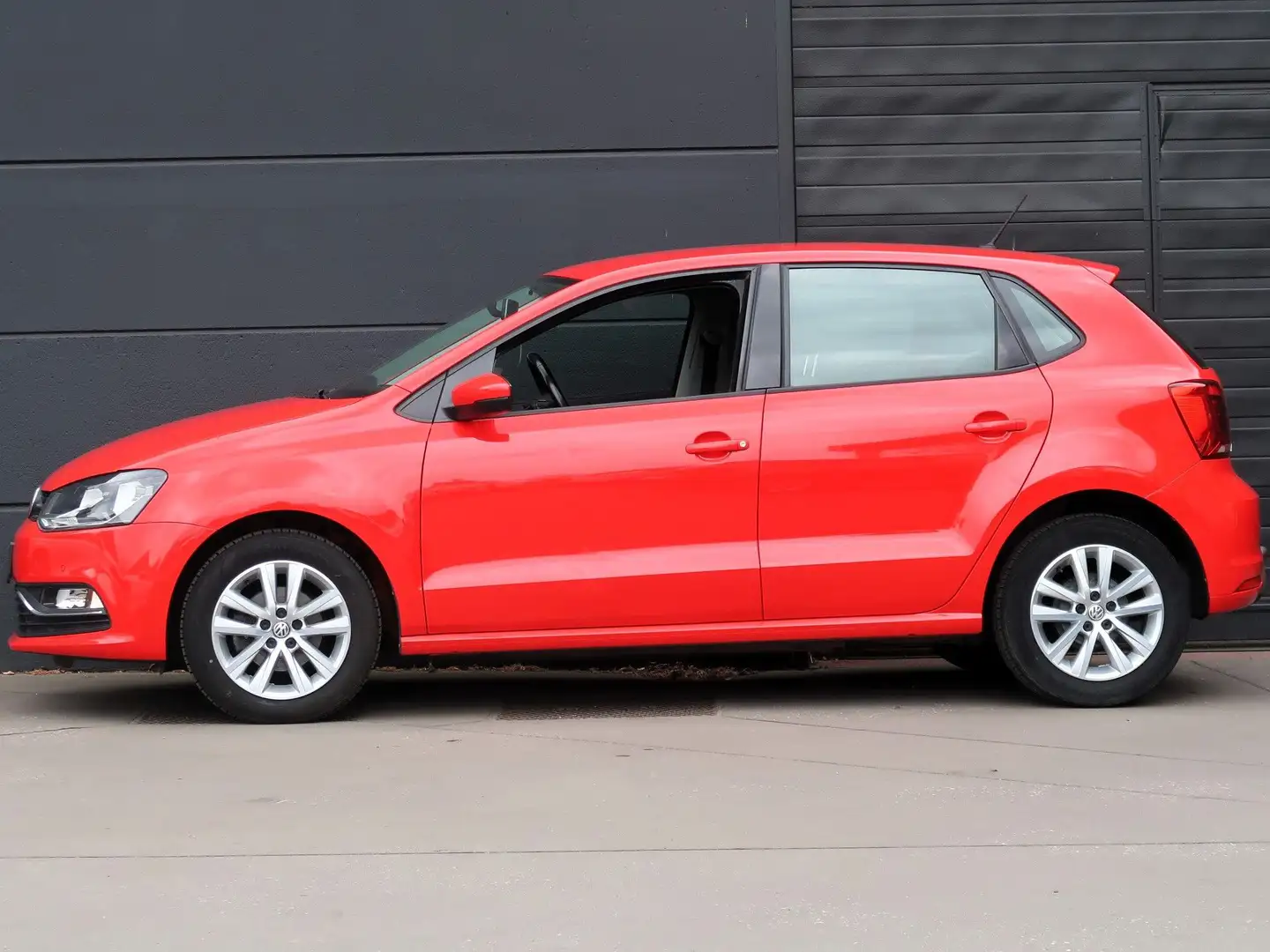 Volkswagen Polo 1.0i Trendline BMT Rouge - 1