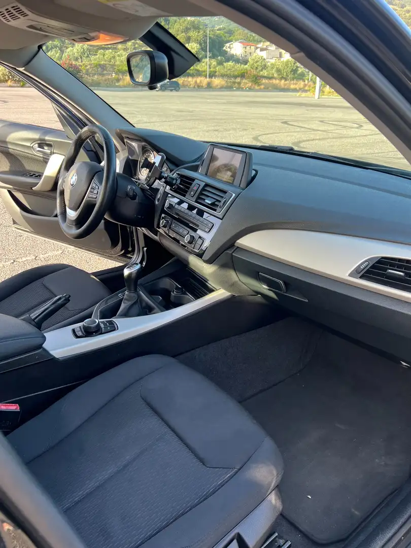 BMW 114 Serie 1 F/20-21 2015 114d Urban 5p Zwart - 2