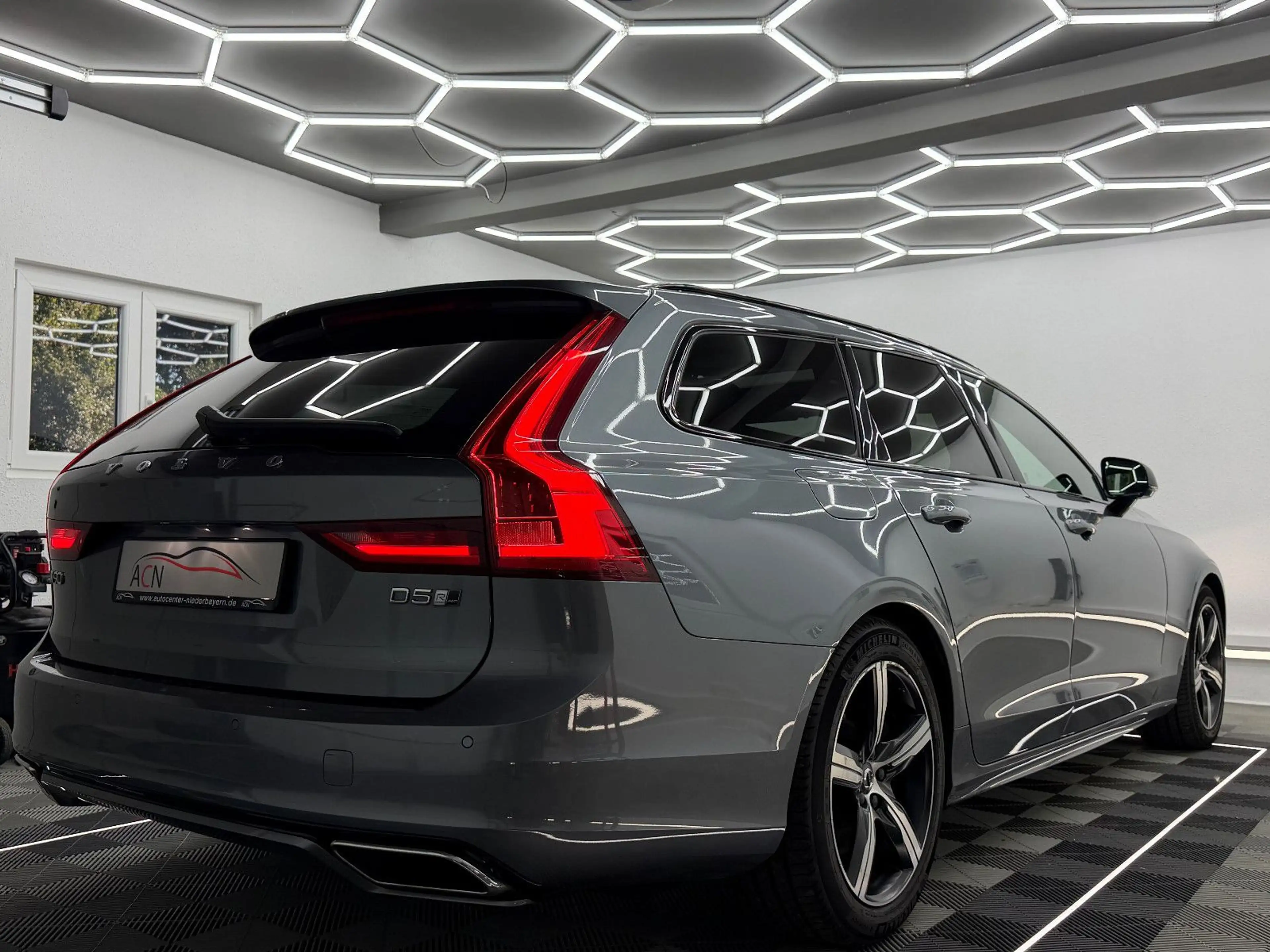 Volvo V90 Kombi R Design D5 AWD/MEMORY/AHK/LED/KAM — photo 14