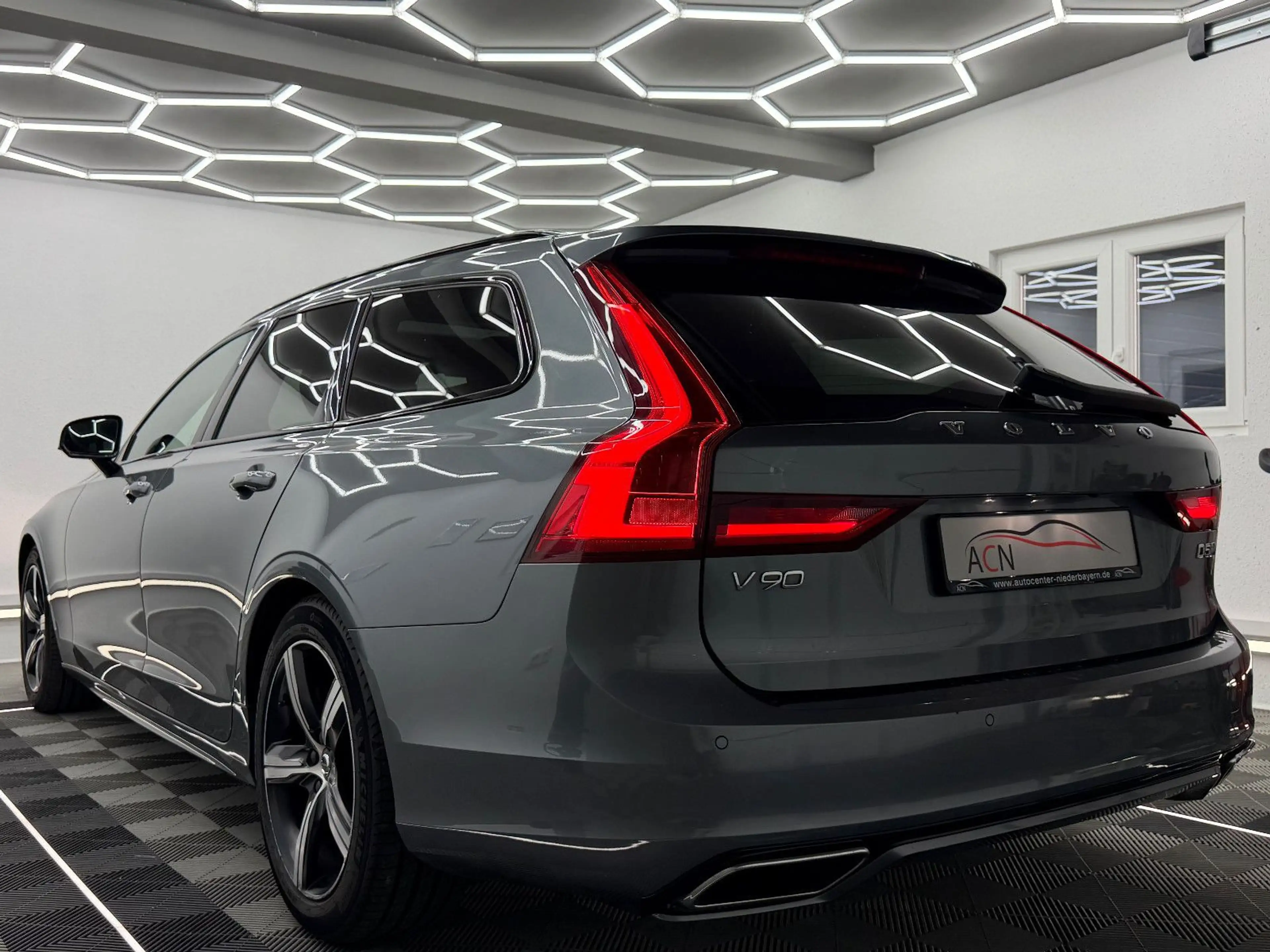 Volvo V90 Kombi R Design D5 AWD/MEMORY/AHK/LED/KAM — photo 12