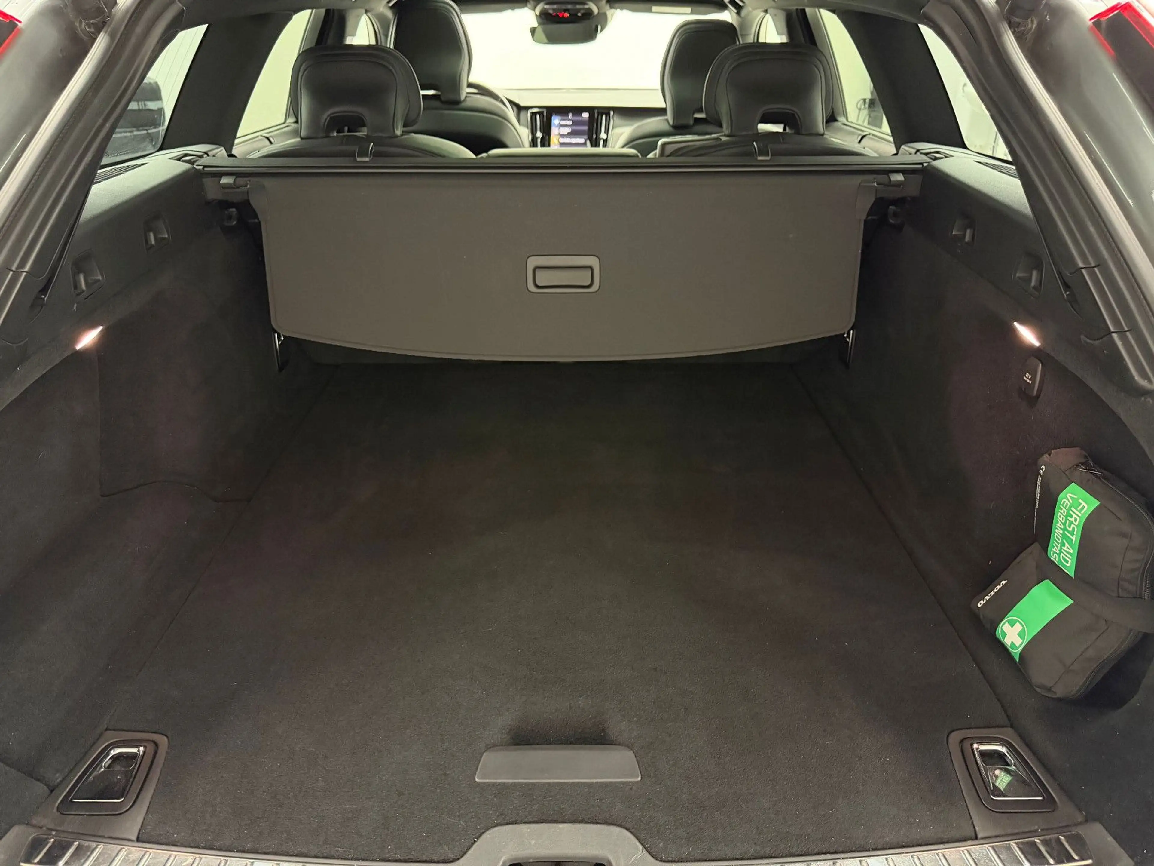 Volvo V90 Kombi R Design D5 AWD/MEMORY/AHK/LED/KAM — photo 15