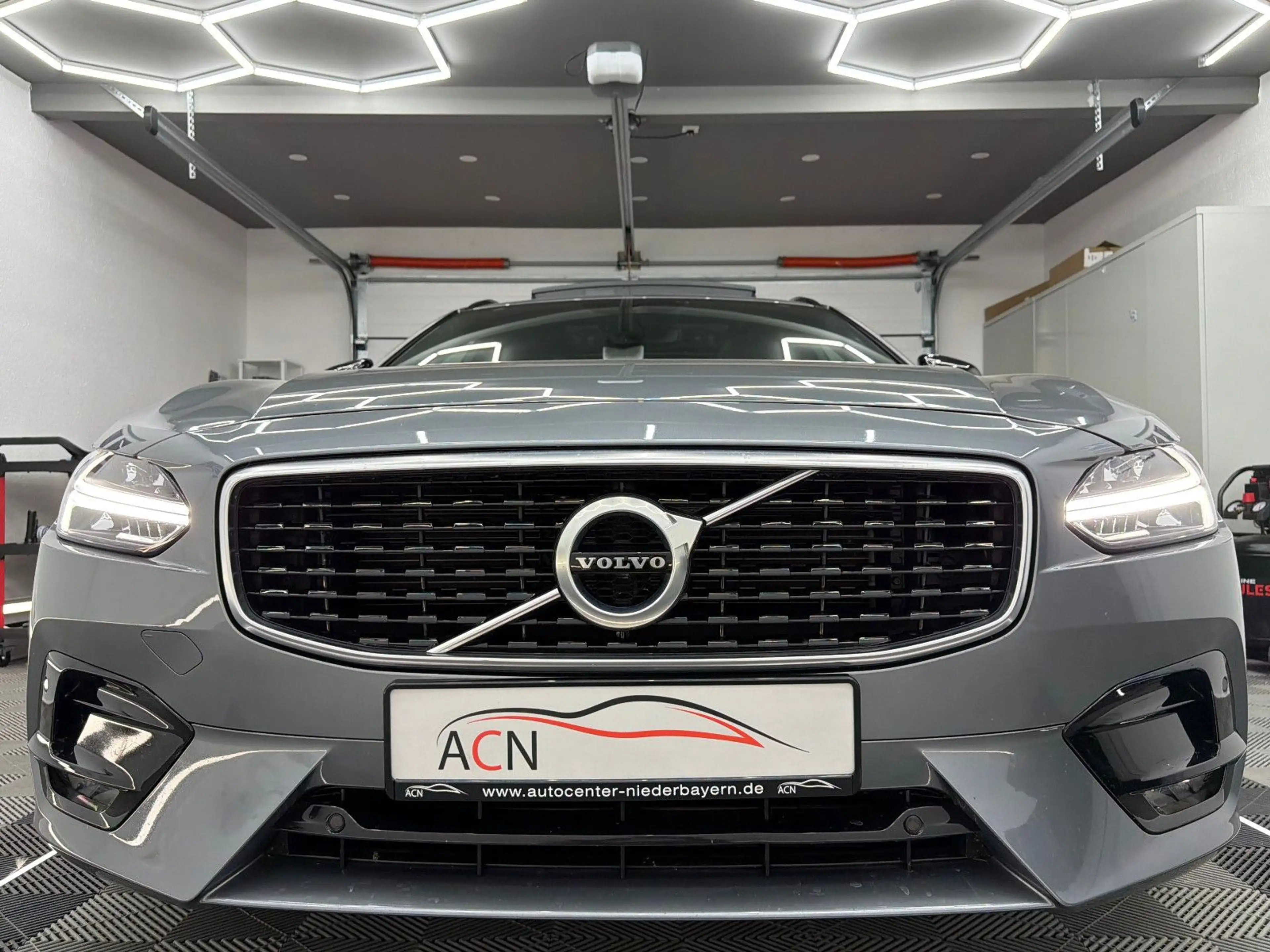 Volvo V90 Kombi R Design D5 AWD/MEMORY/AHK/LED/KAM — photo 9
