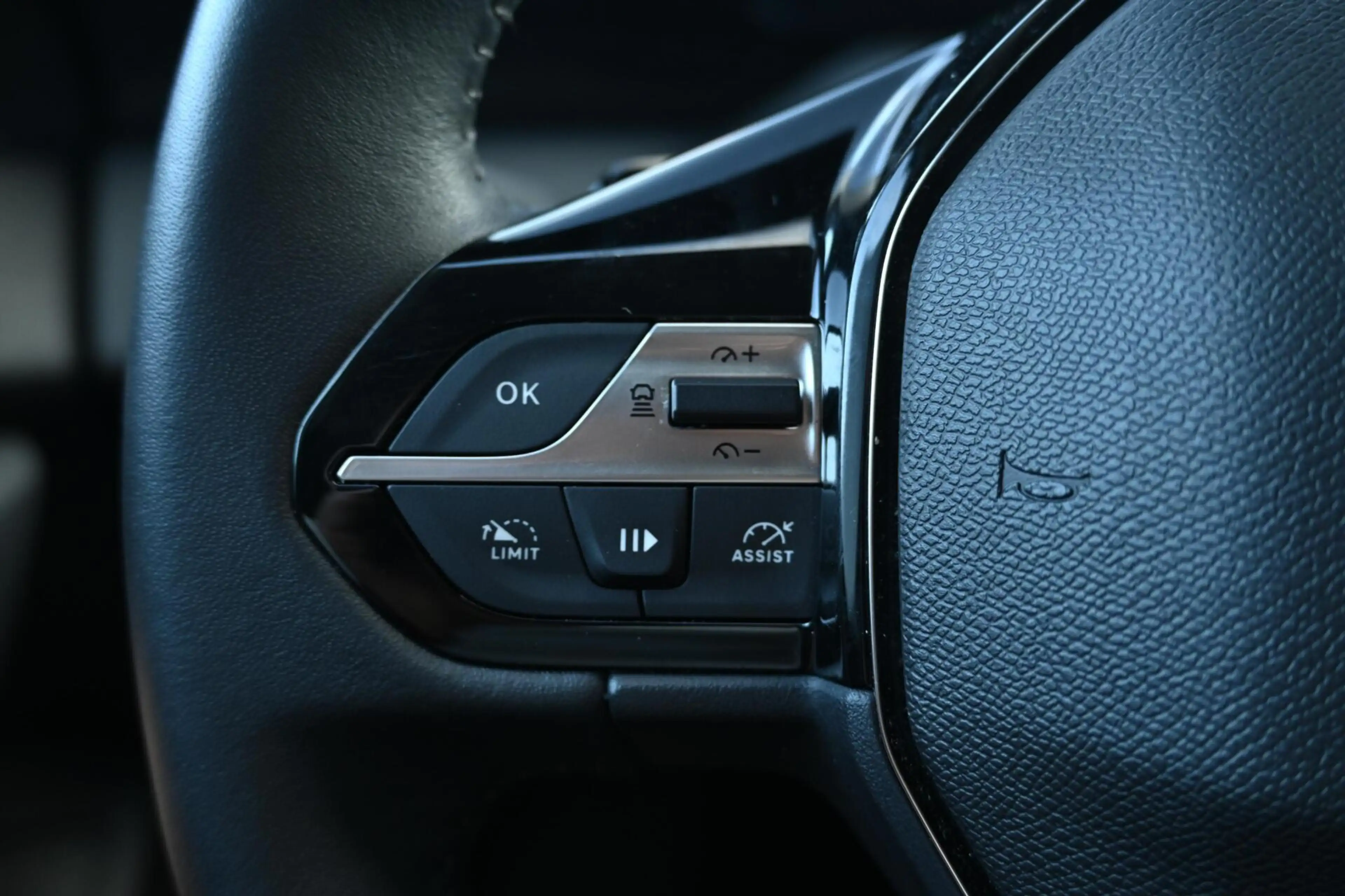 Peugeot 408 1.2 PureTech Allure Pack 130 EAT8 — photo 12