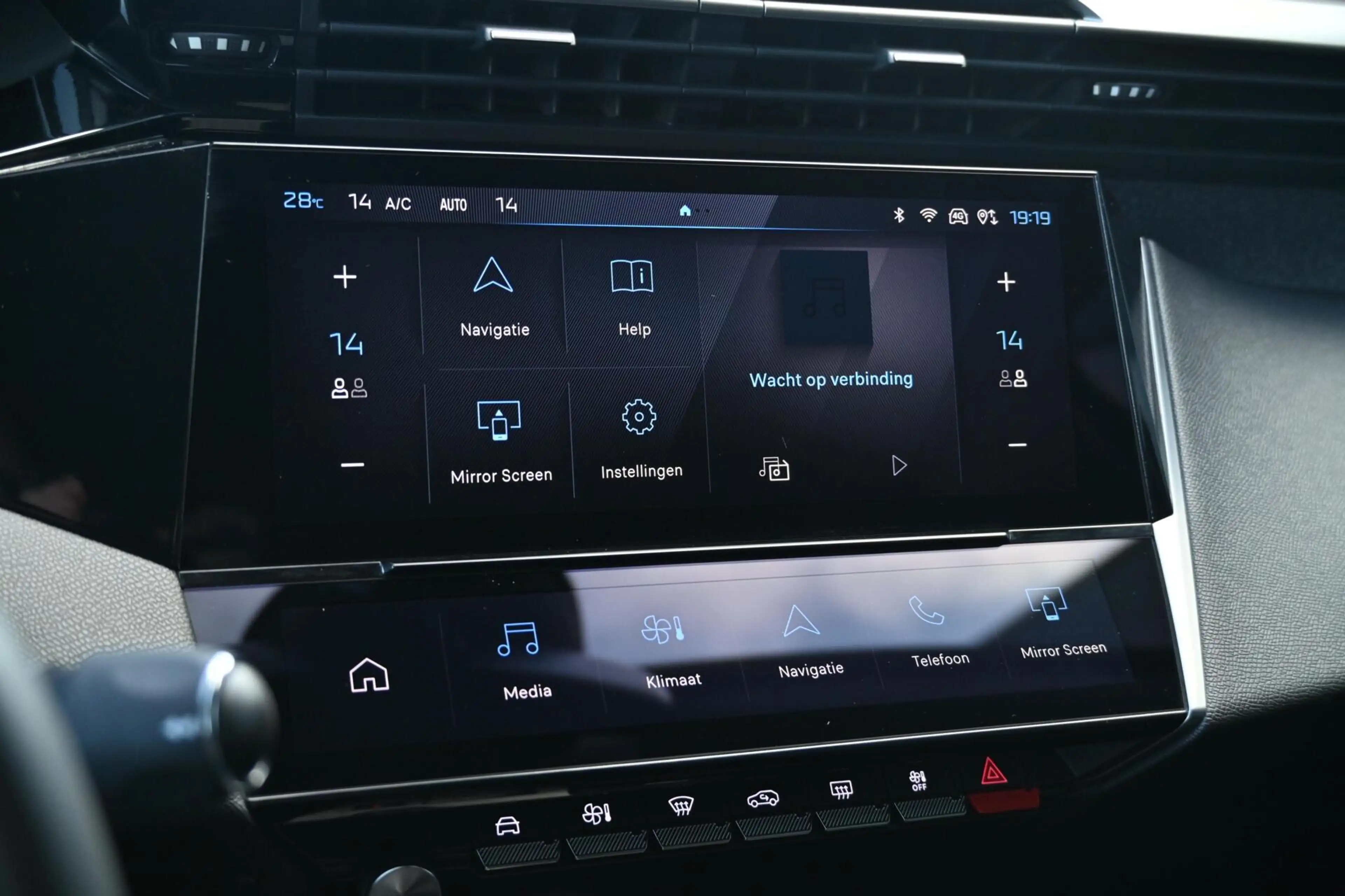 Peugeot 408 1.2 PureTech Allure Pack 130 EAT8 — photo 14