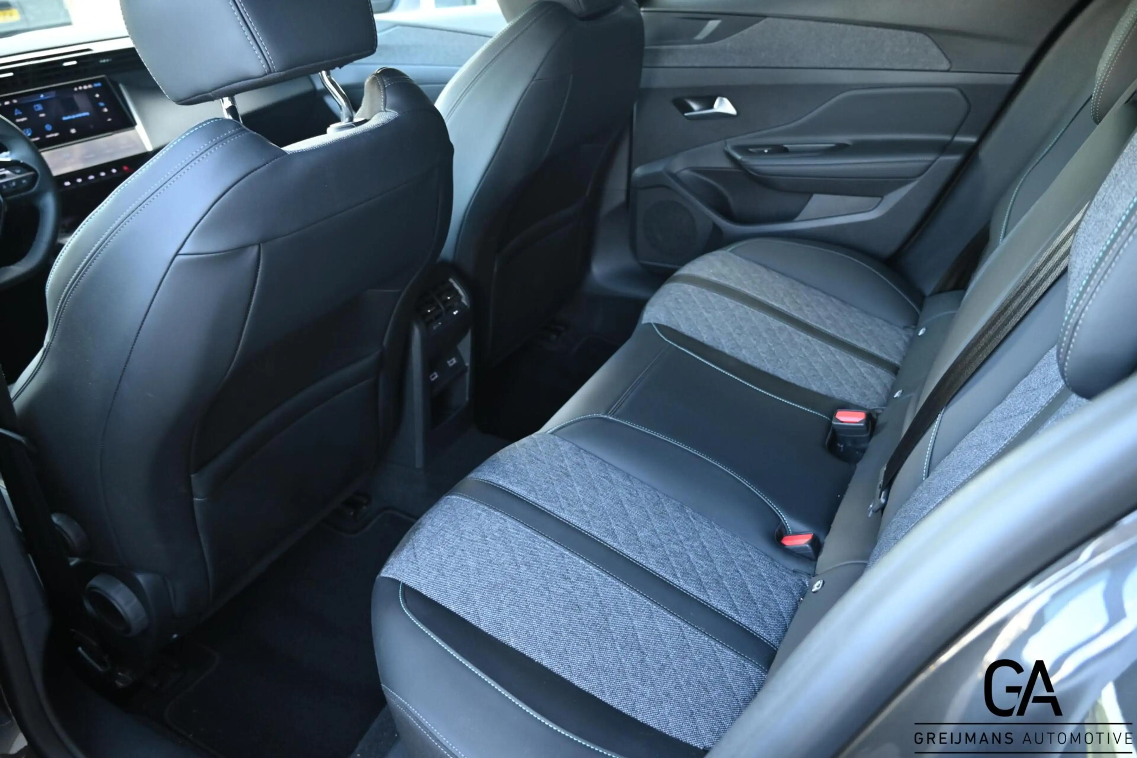 Peugeot 408 1.2 PureTech Allure Pack 130 EAT8 — photo 7
