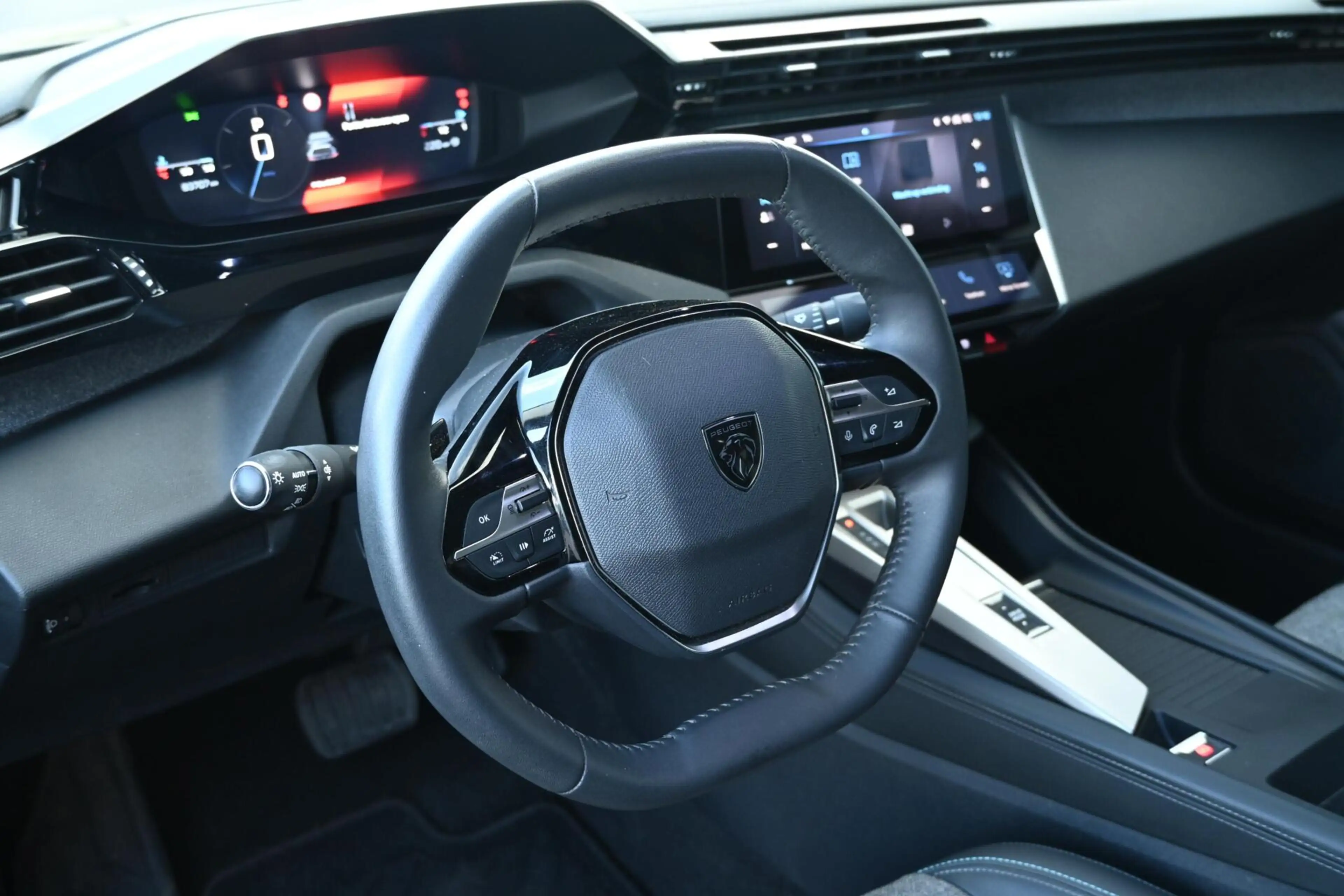 Peugeot 408 1.2 PureTech Allure Pack 130 EAT8 — photo 11