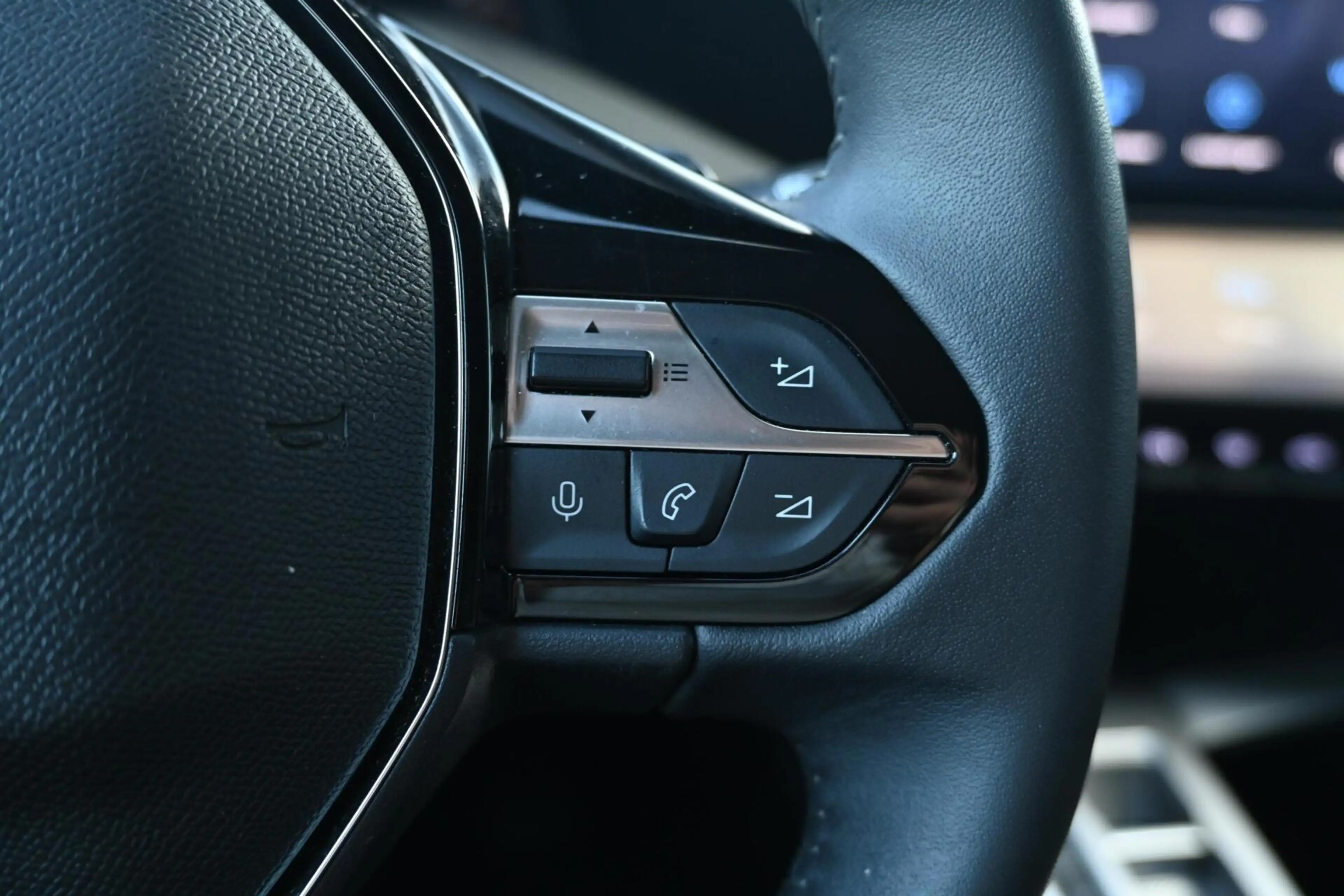 Peugeot 408 1.2 PureTech Allure Pack 130 EAT8 — photo 13