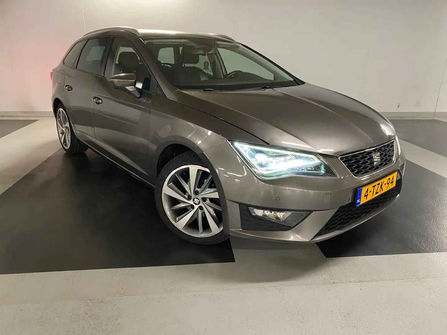 SEAT Leon 1.6 TDI St. First Ed. FR LINE Goed staat EXPORT Grijs - 2