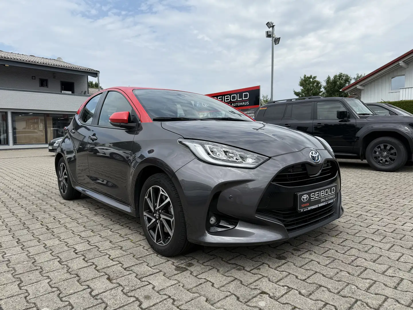 Toyota Yaris Hybrid Tokyo Spirit Gris - 2