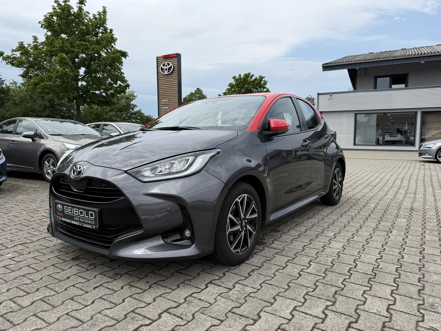 Toyota Yaris Hybrid Tokyo Spirit Gris - 1