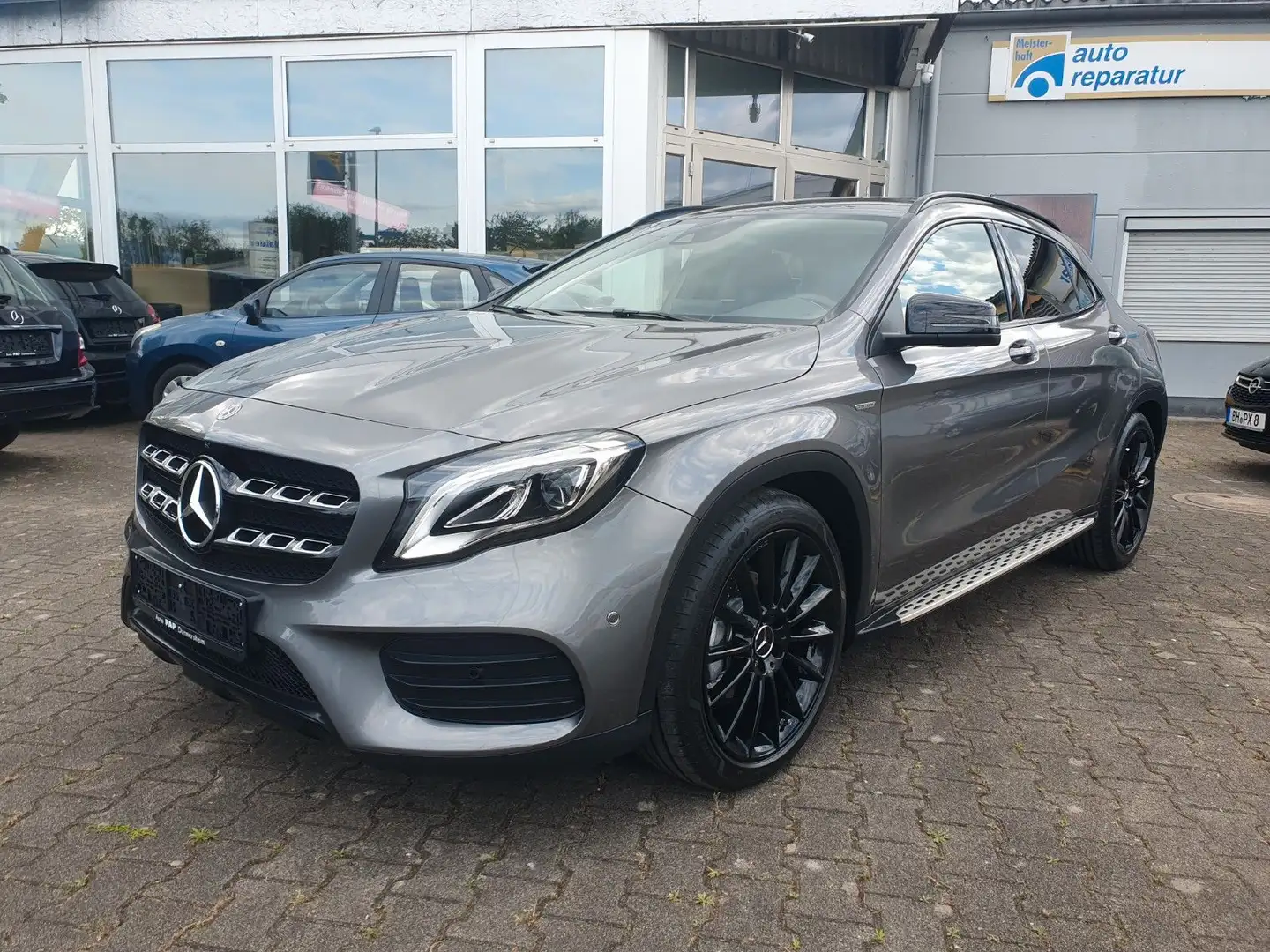 Mercedes-Benz GLA 180 AMG EDITION C 7Gang Kamera360° Navi AHK Gris - 1