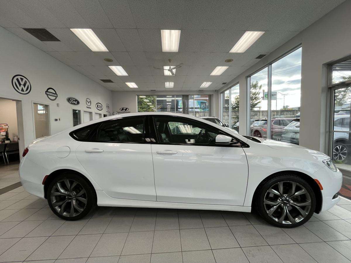 2016 Chrysler 200 S / TOIT PANO / CAMERA + CUIR + BLUETOOTH + BAS KM — photo 1