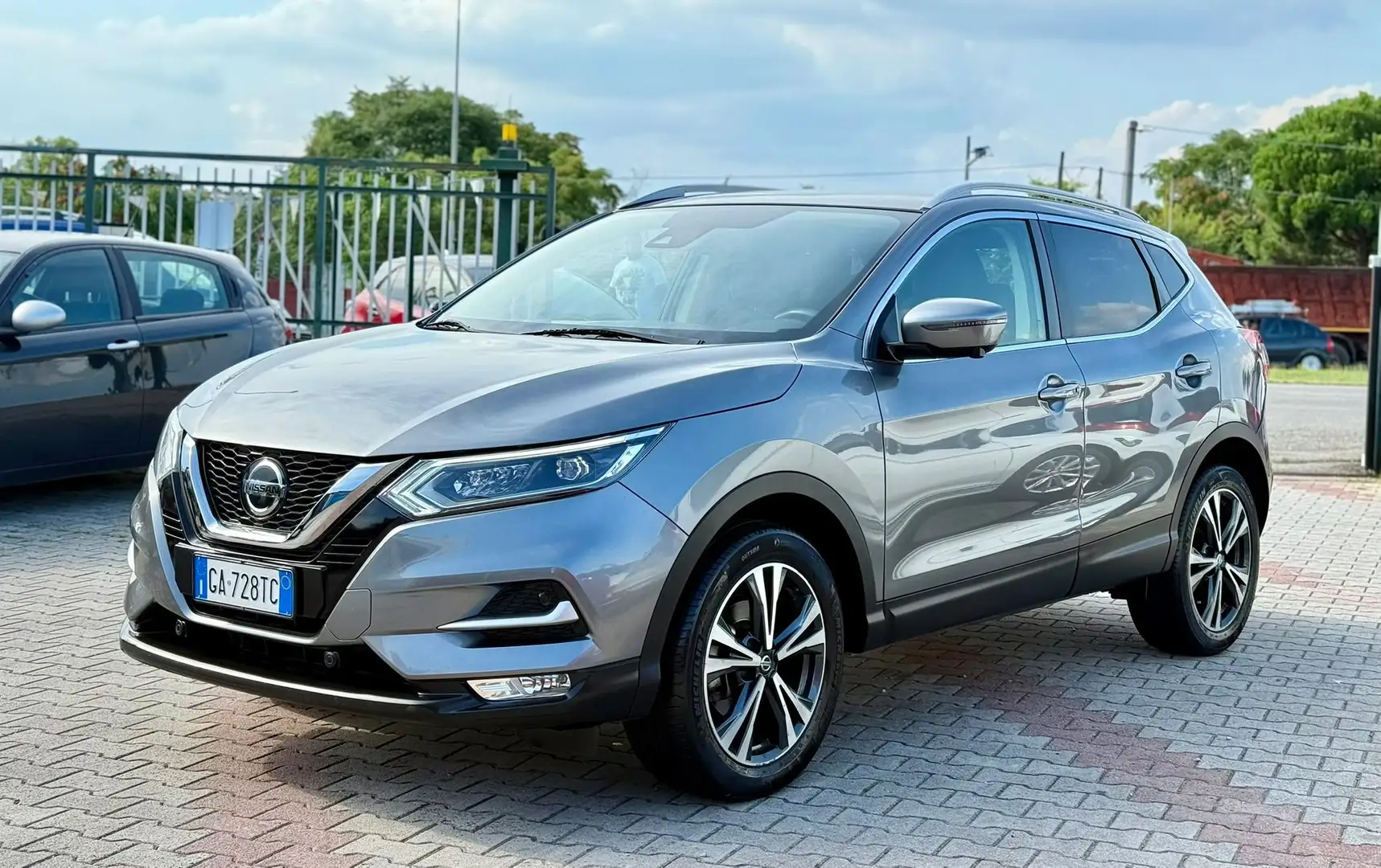 Nissan Qashqai 2017 1.3 dig-t Tekna 140cv c/lane assist Gris - 1