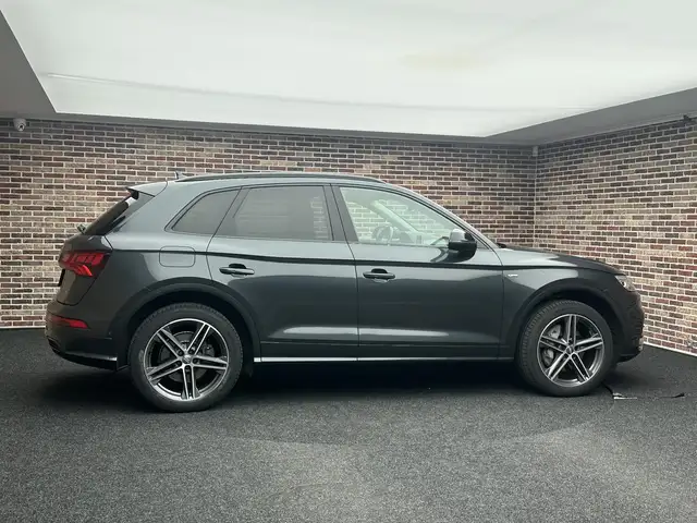 Audi Q5 view 4