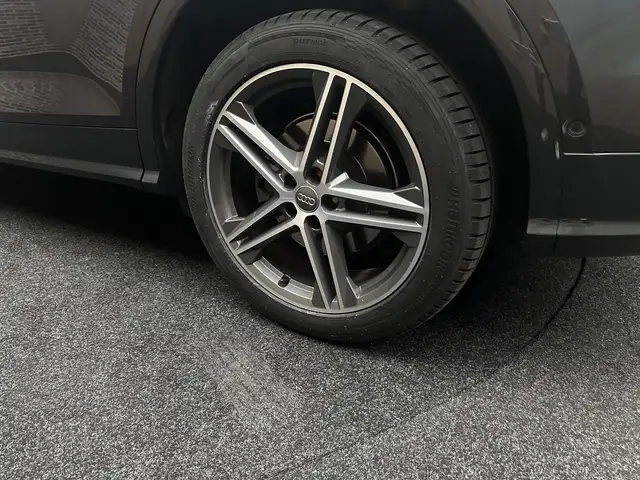 Audi Q5 view 8