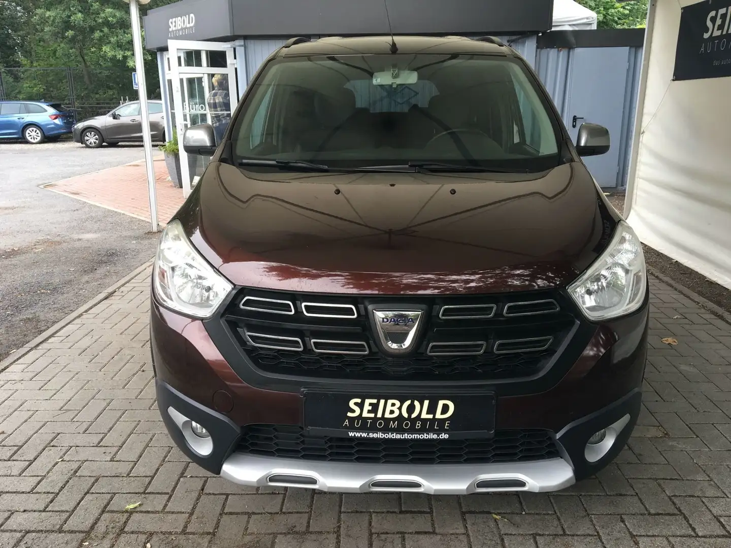 Dacia Lodgy 1.2 TCE Stepway Celeb/7-Sitz/AHK/Navi/PDC Brown - 2