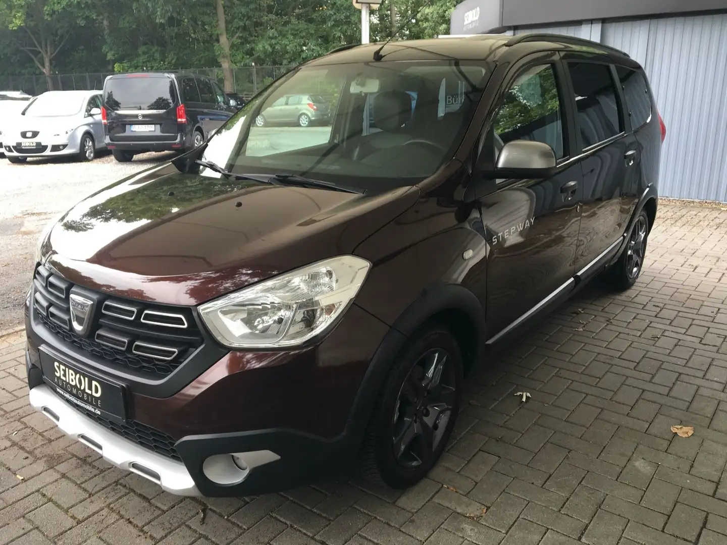 Dacia Lodgy 1.2 TCE Stepway Celeb/7-Sitz/AHK/Navi/PDC Brown - 1