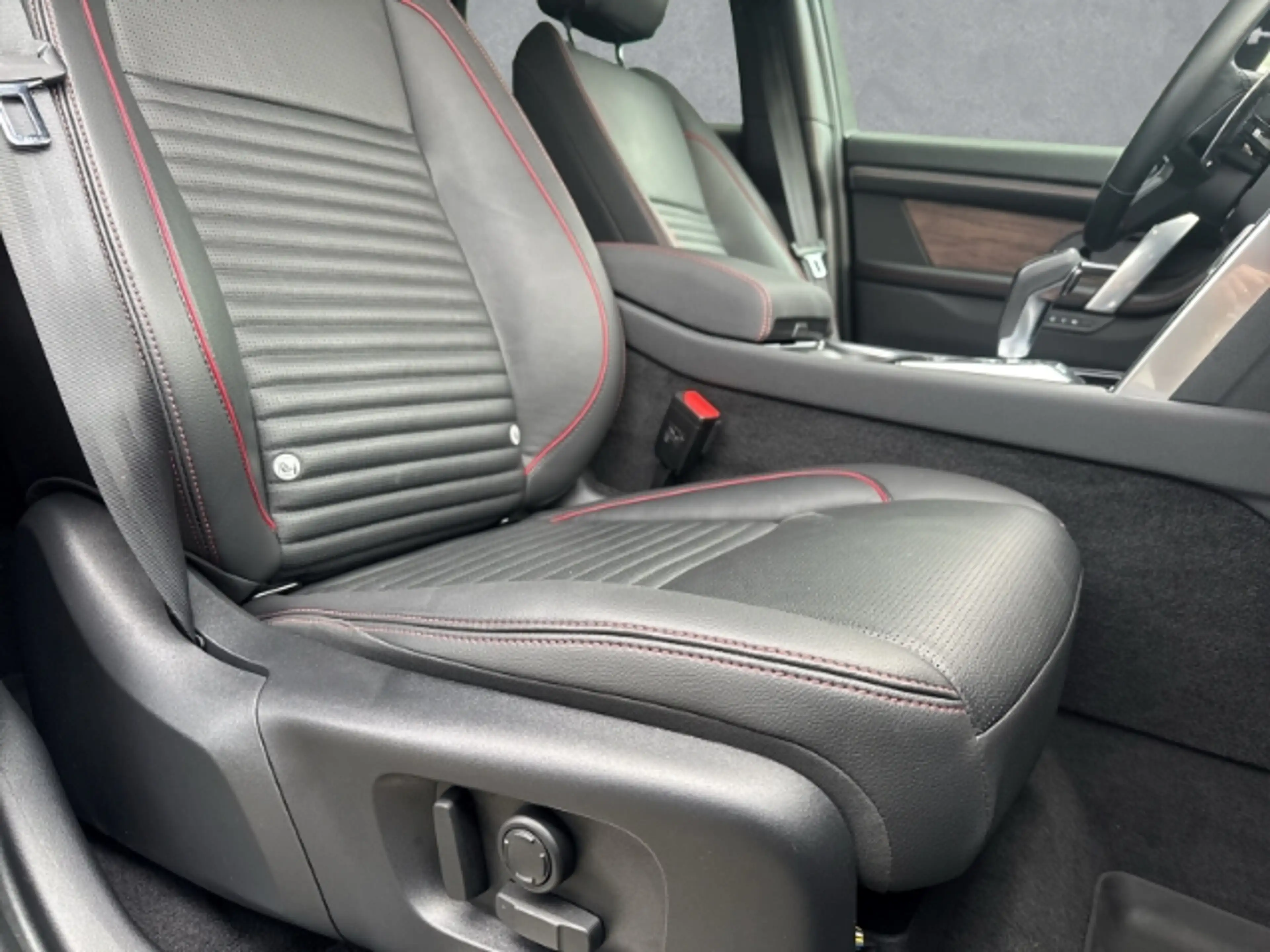 Land Rover Discovery Sport P300e SE AWD BlackPack 20''LM ACC Winterpaket DAB — photo 3