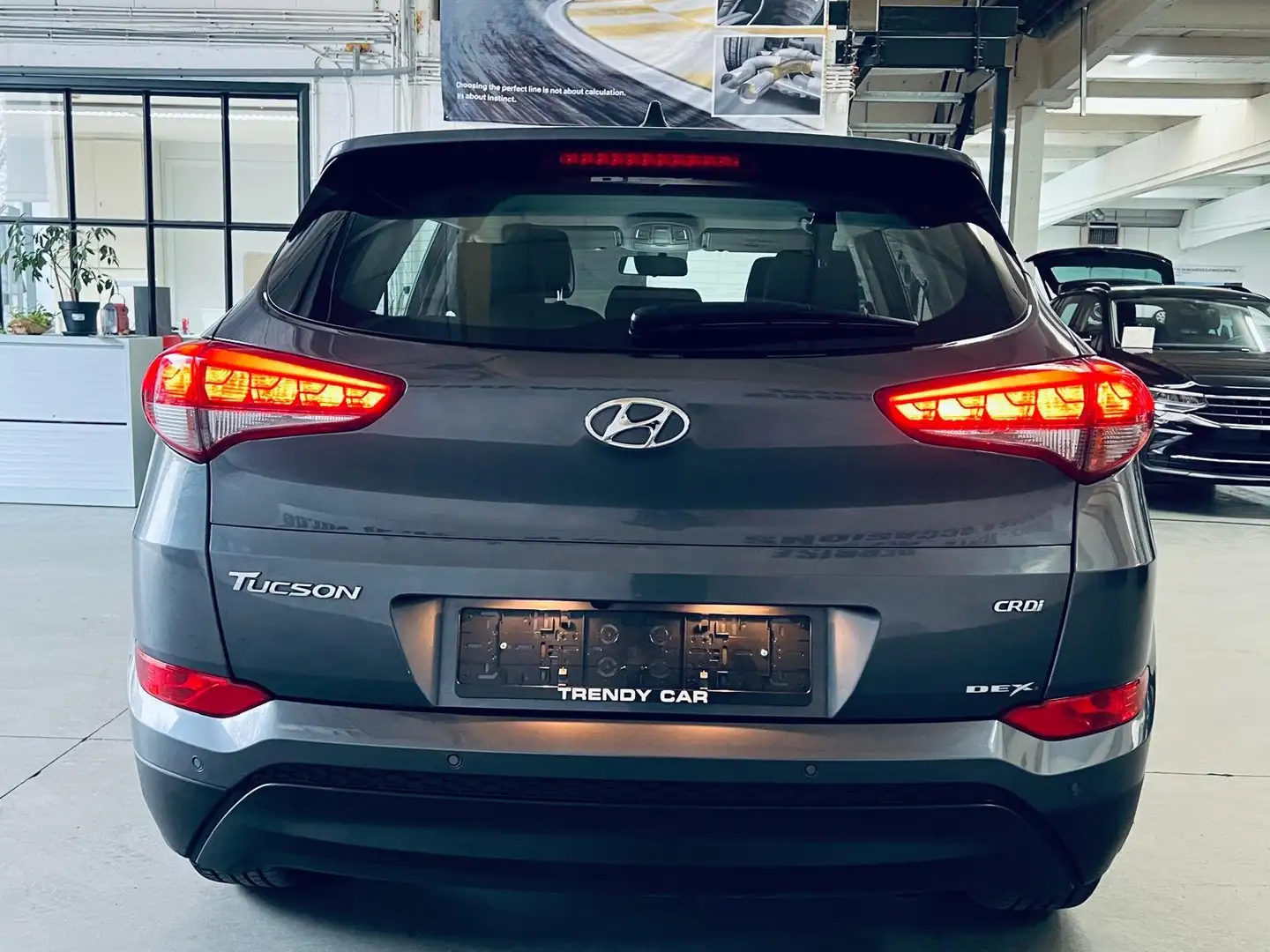 Hyundai TUCSON 1.7 CRDi 2WD+NAVI+CAMERA+53590KM+CARNET+GARANTIE Grau - 2