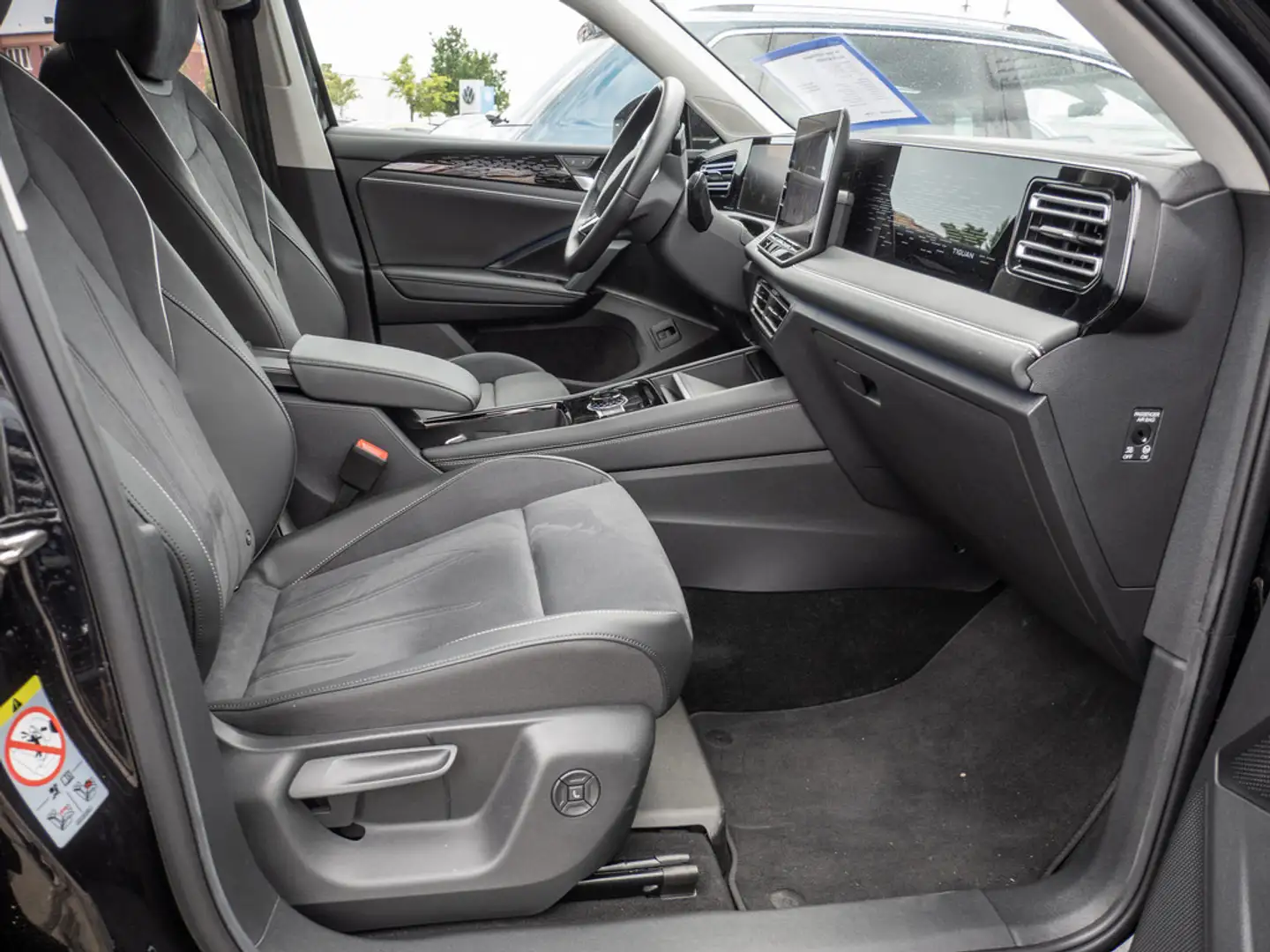 Volkswagen Tiguan 1.5 eTSI Elegance SHZ ACC AKTIVSITZE Czarny - 2