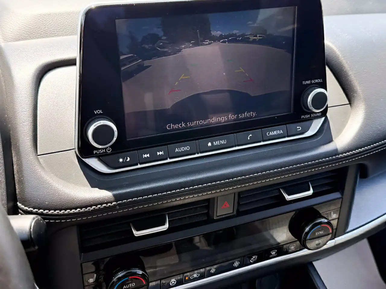 Nissan Rogue снимка Nissan Rogue