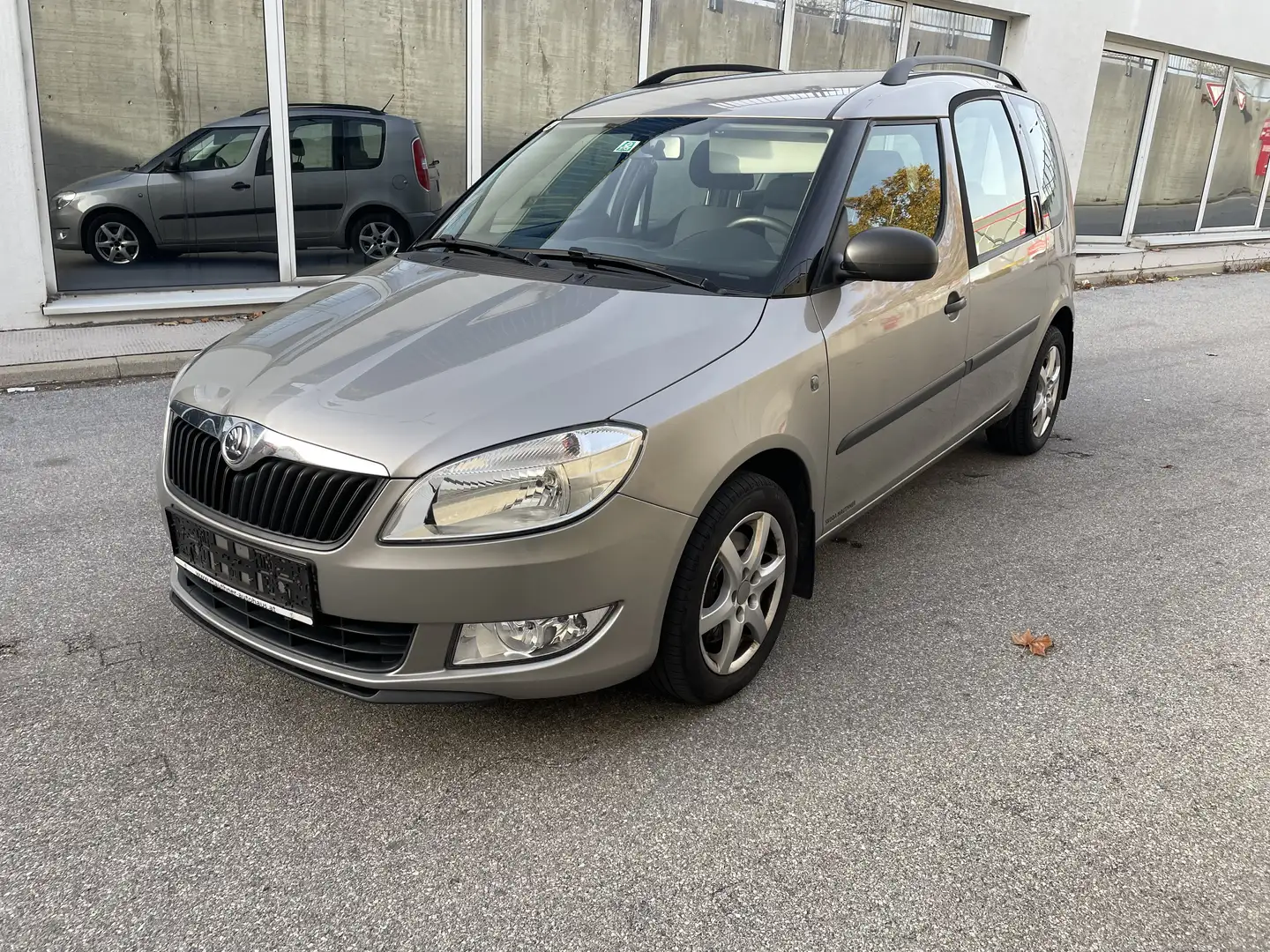 Skoda Roomster Active+ 1,6 TDI *1.Besitz*Pi NEU*ZR NEU* Bronz - 1