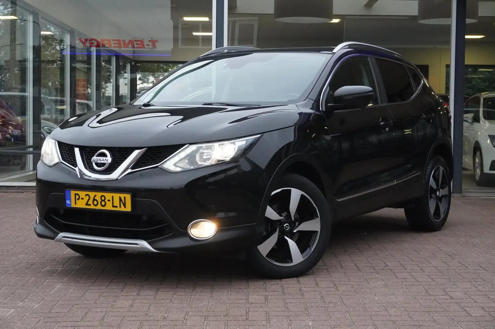 Nissan Qashqai 1.6 N-Vision | Navigatie | Panoramadak | Vol optie Schwarz - 1