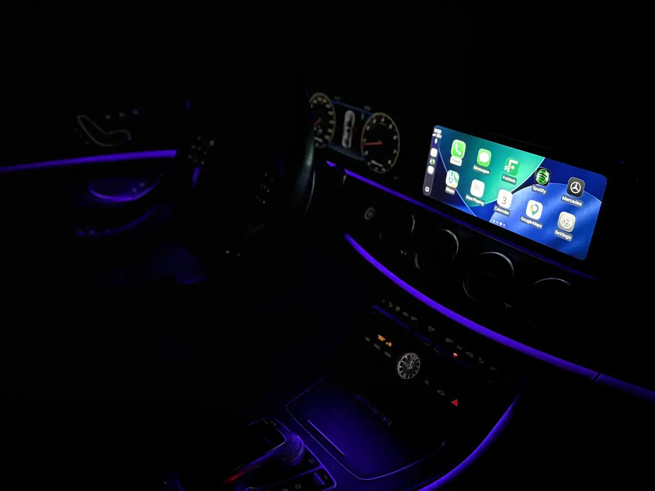 Mercedes-Benz E-Class снимка Mercedes-Benz E-Class