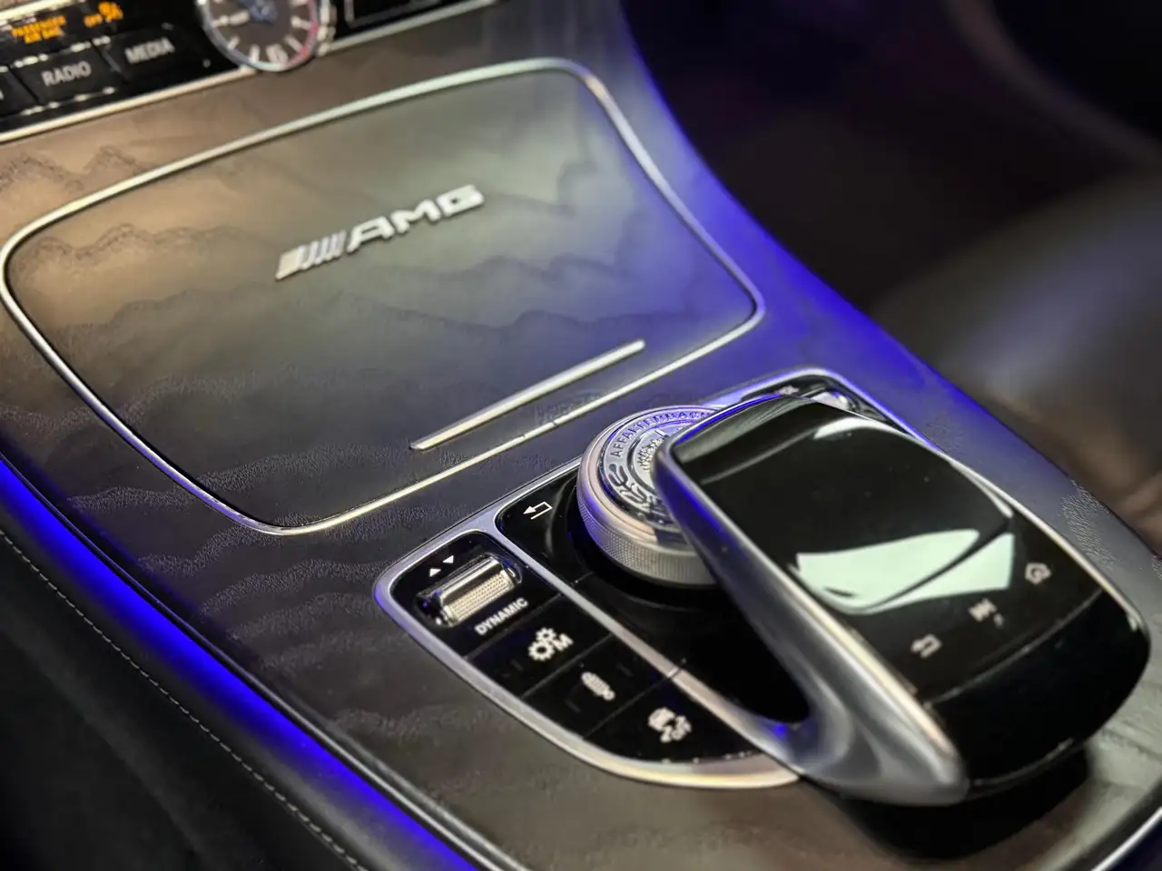 Mercedes-Benz E-Class снимка Mercedes-Benz E-Class