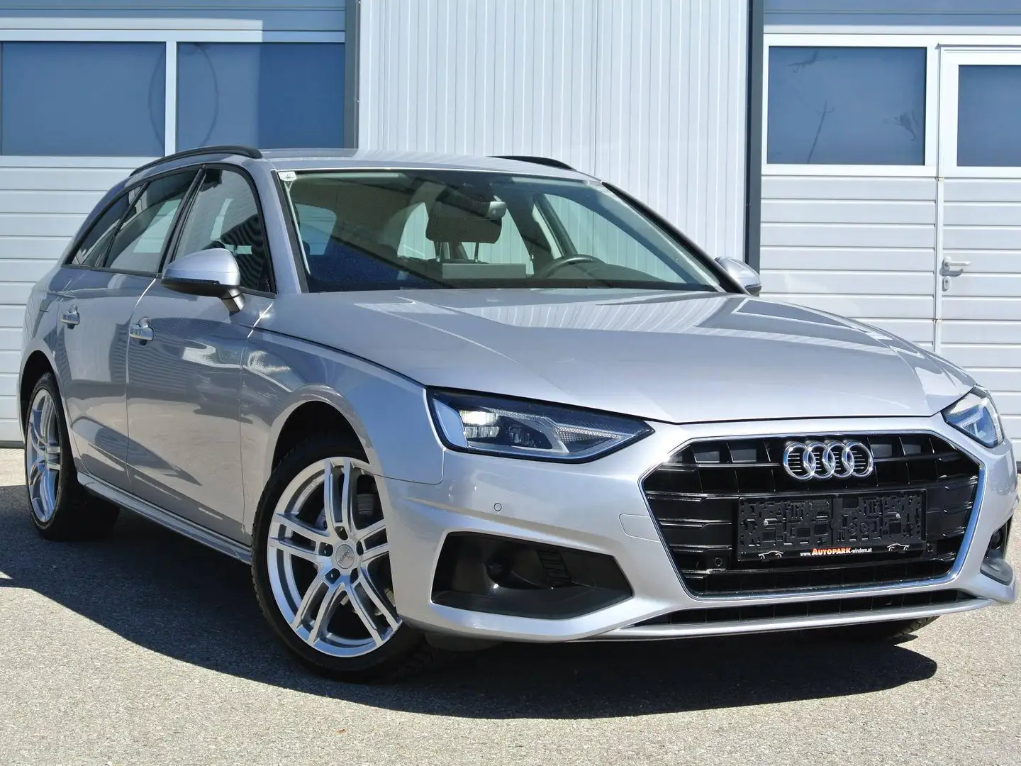 Audi A4 Avant 30 TDI S-tronic *  MASSAGE ** AHK * PDC * NAVI * SHZ Silber - 1