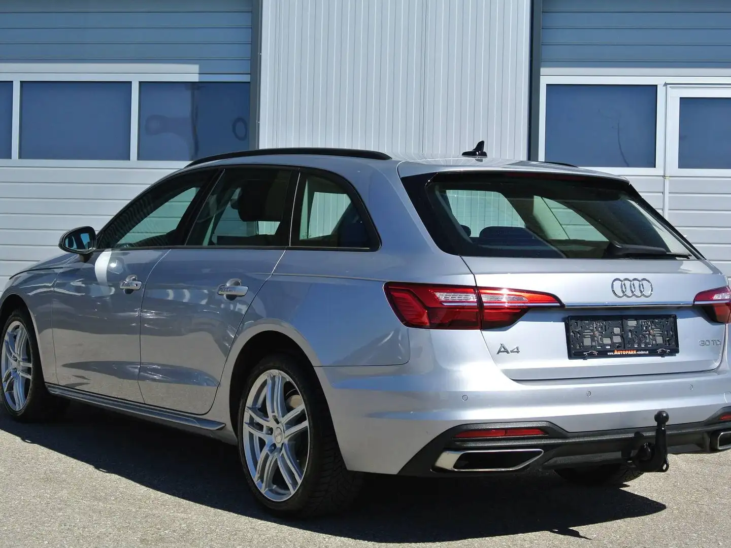 Audi A4 Avant 30 TDI S-tronic *  MASSAGE ** AHK * PDC * NAVI * SHZ Silber - 2