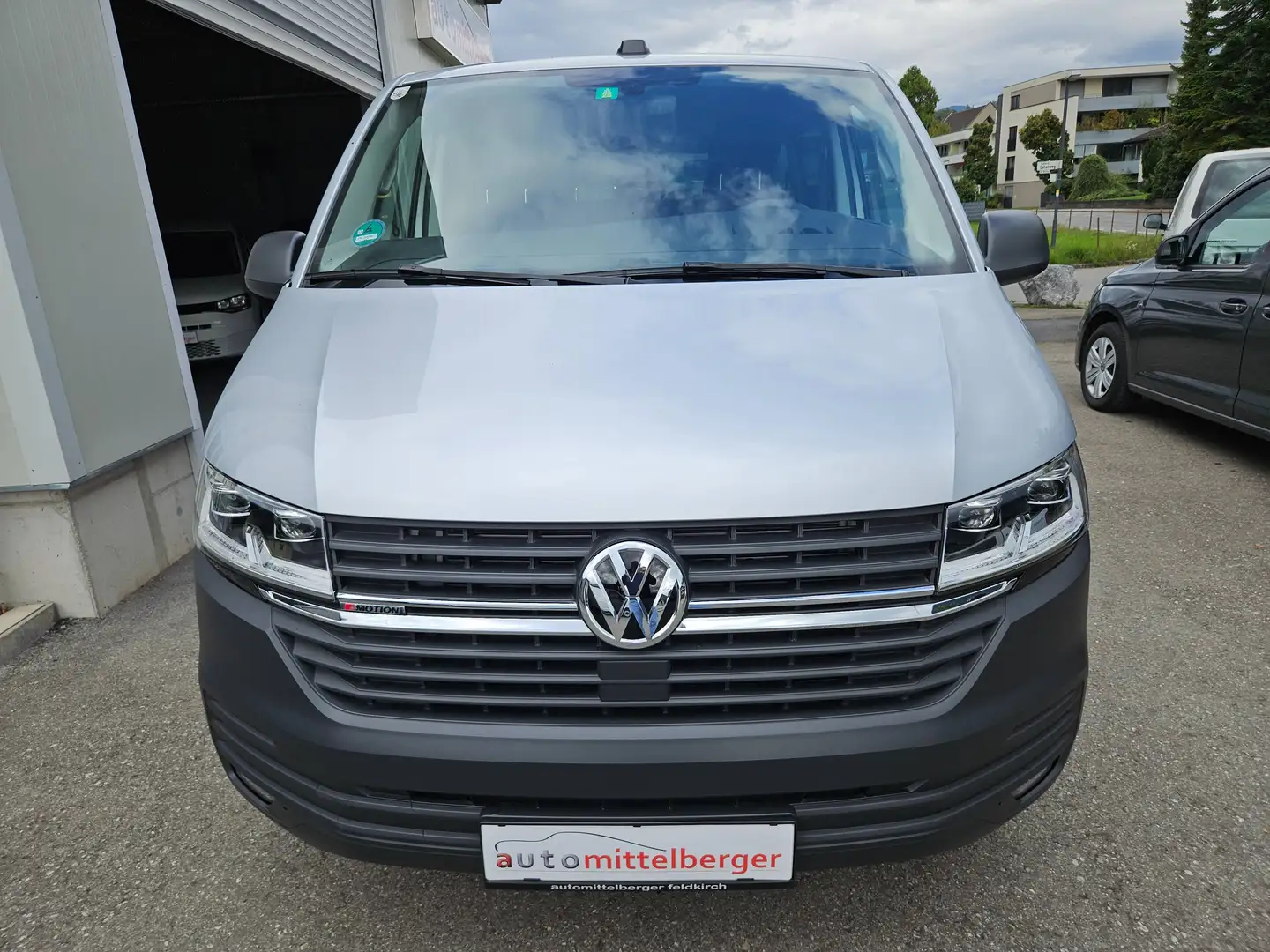 Volkswagen T6 Kombi LR TDI 4MOTION "AHV, LED, GRA, Klima hinten & vorne" Silber - 2