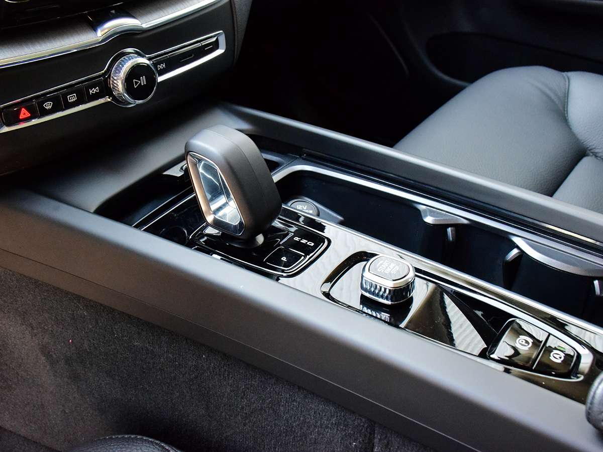 2025 Volvo XC60 B5 AWD Plus Dark Theme thumb 12