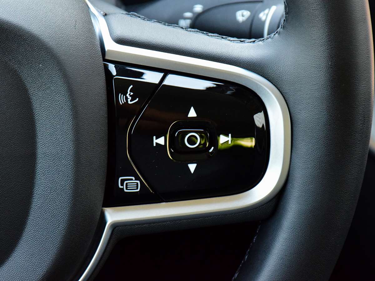 2025 Volvo XC60 B5 AWD Plus Dark Theme thumb 20