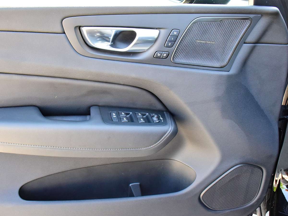 2025 Volvo XC60 B5 AWD Plus Dark Theme thumb 13