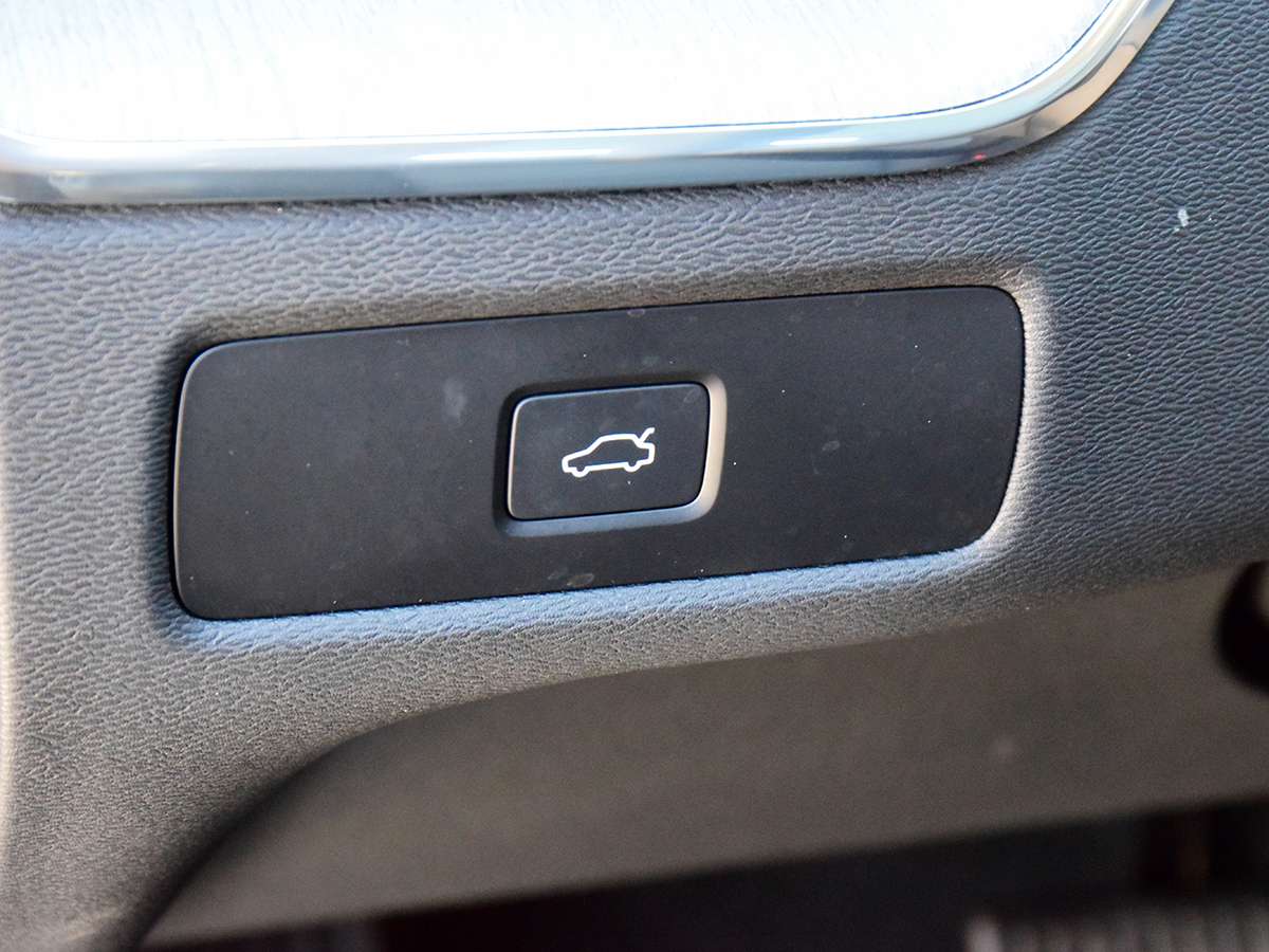 2025 Volvo XC60 B5 AWD Plus Dark Theme thumb 14