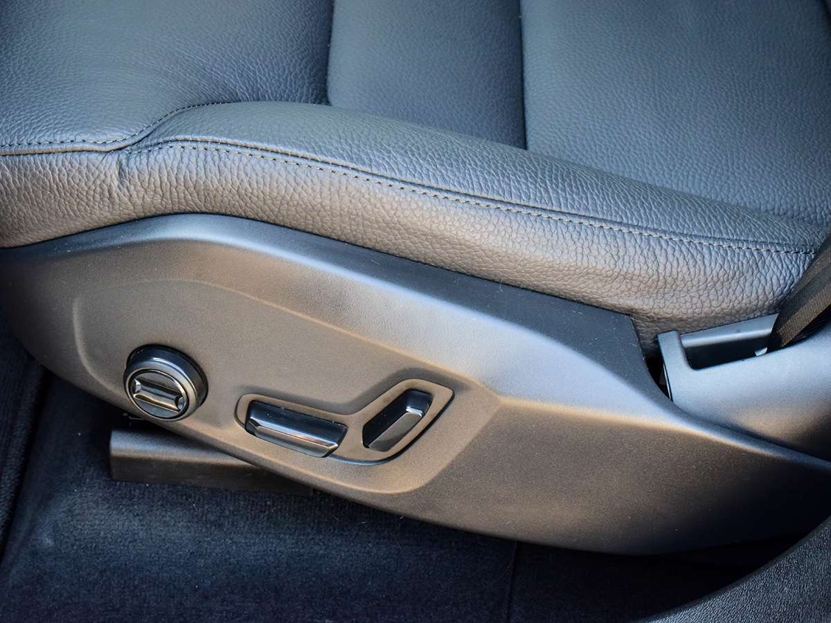 2025 Volvo XC60 B5 AWD Plus Dark Theme thumb 15