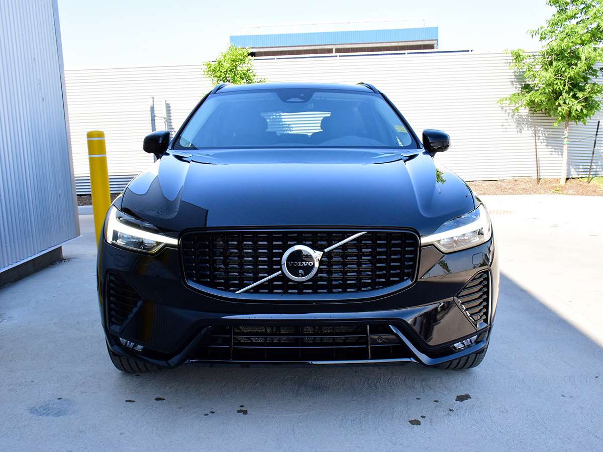 2025 Volvo XC60 B5 AWD Plus Dark Theme alt 4