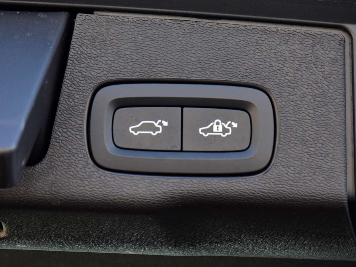 2025 Volvo XC60 B5 AWD Plus Dark Theme thumb 26