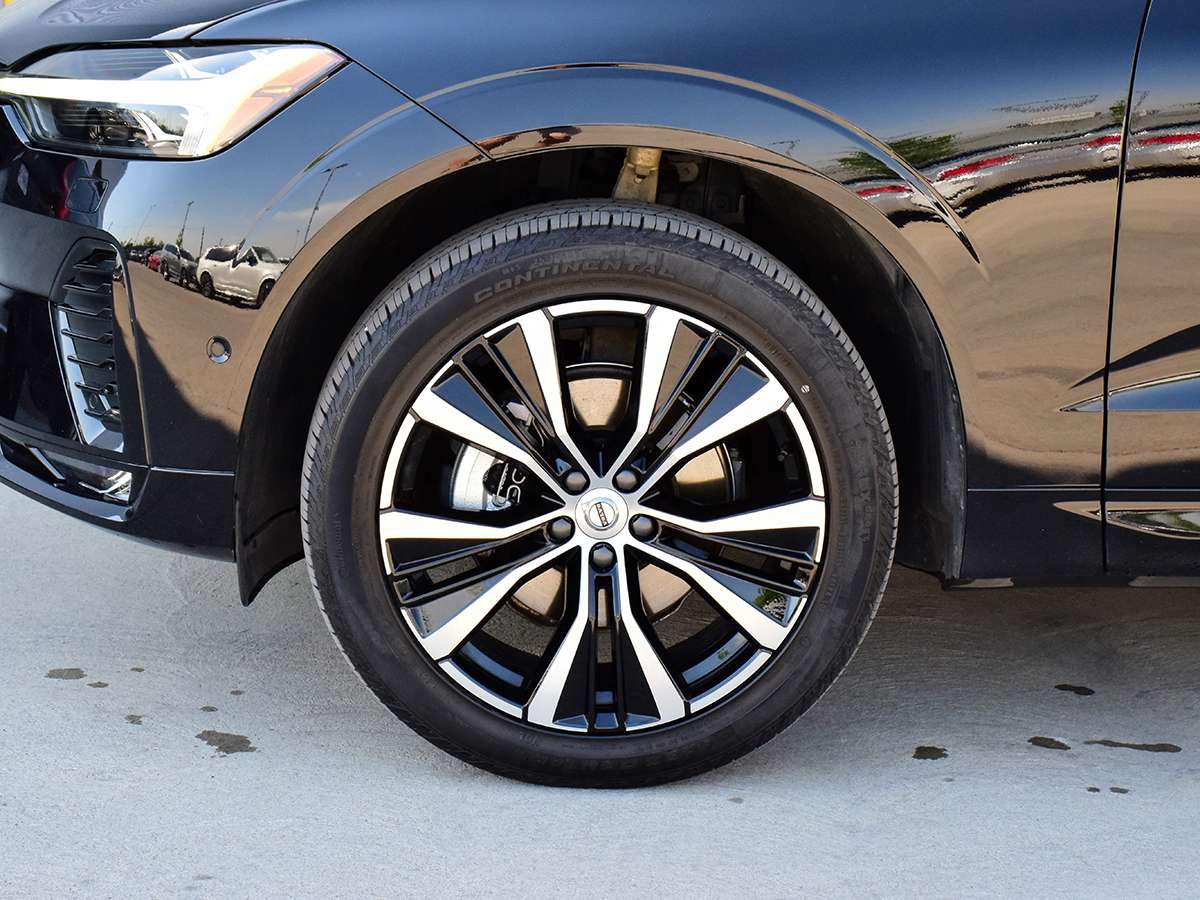 2025 Volvo XC60 B5 AWD Plus Dark Theme alt 5
