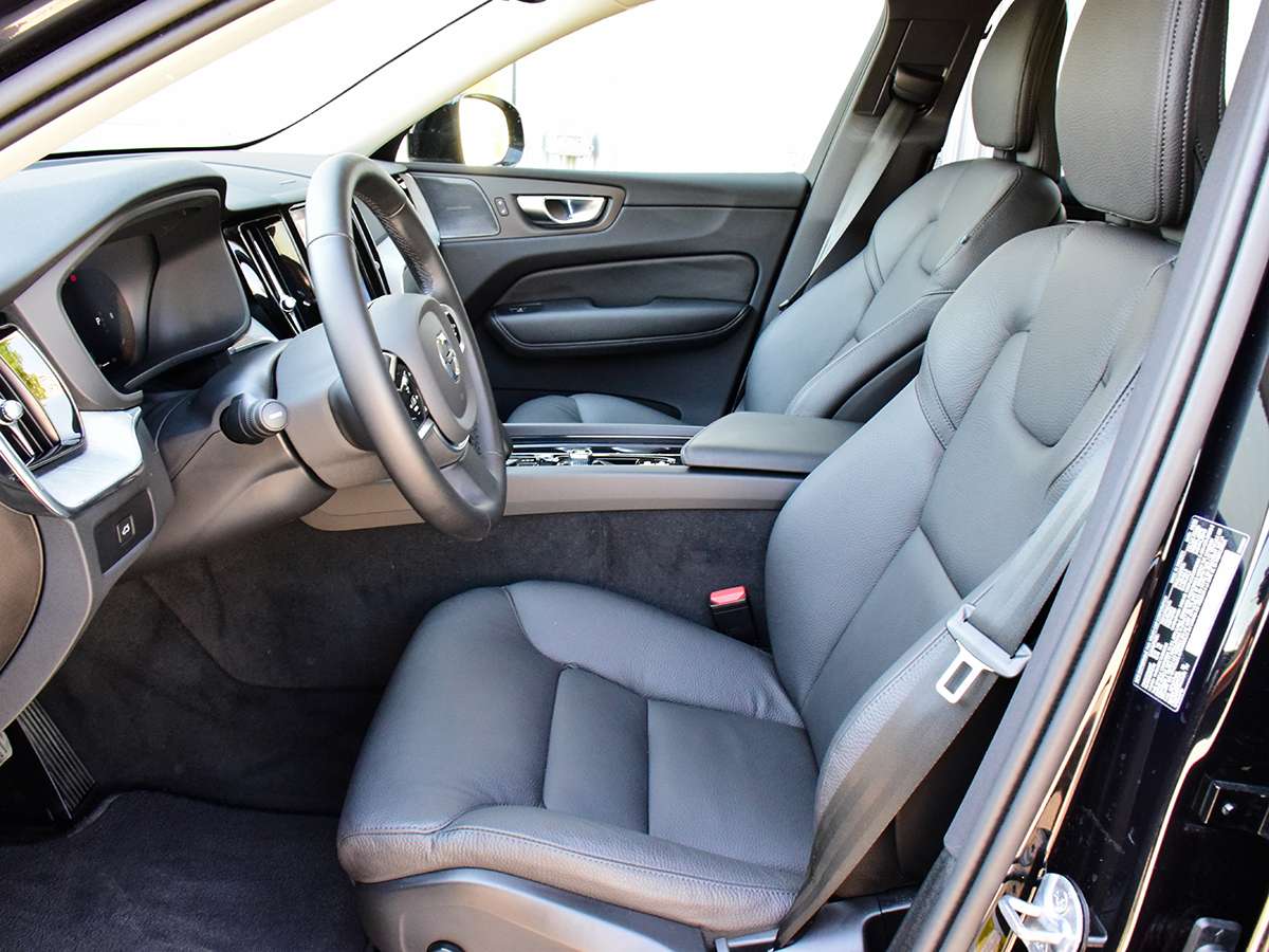 2025 Volvo XC60 B5 AWD Plus Dark Theme thumb 10